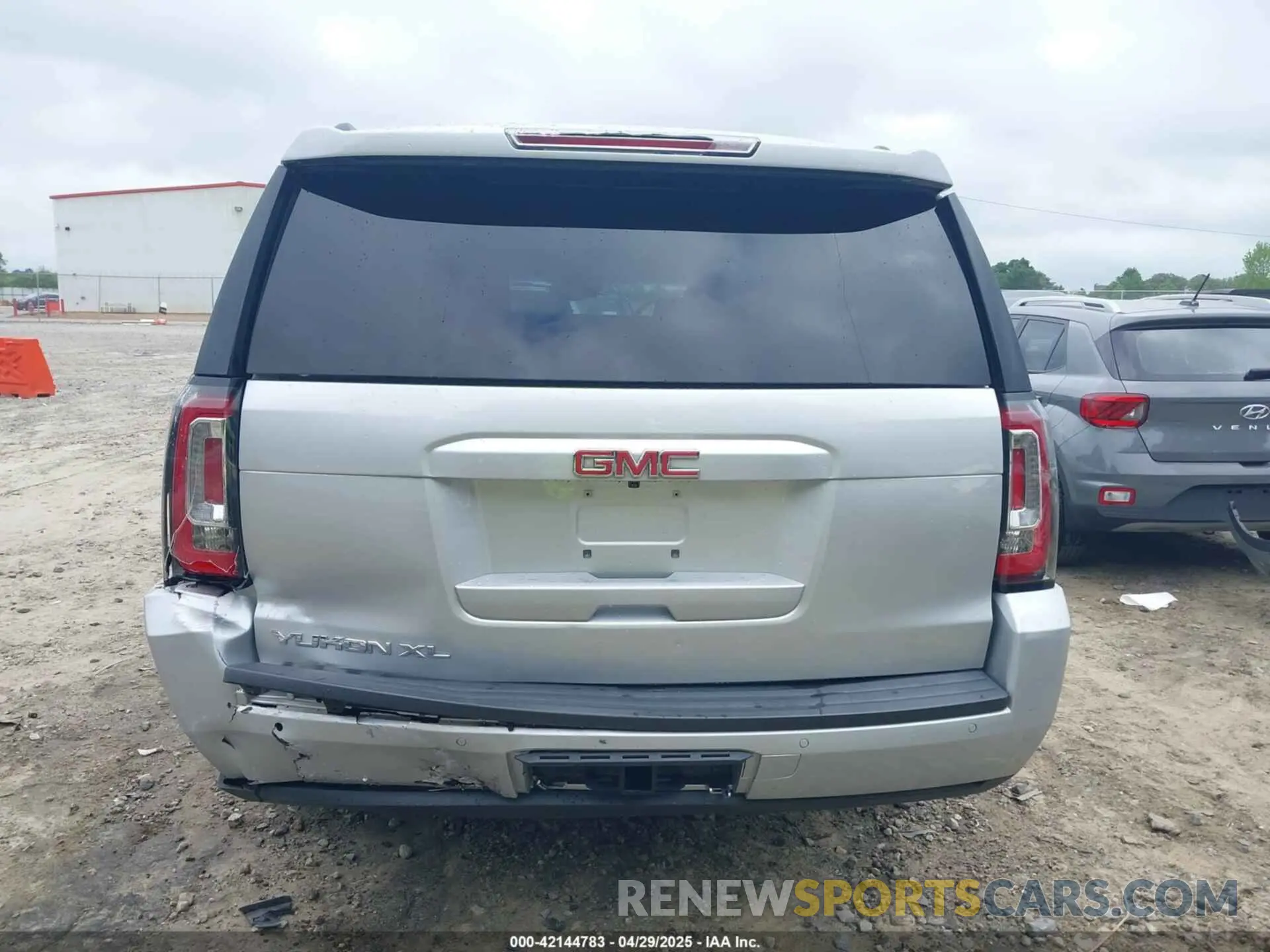 15 fotografías del automóvil dañado 1GKS1GKC0KR242408 GMC YUKON XL 2019