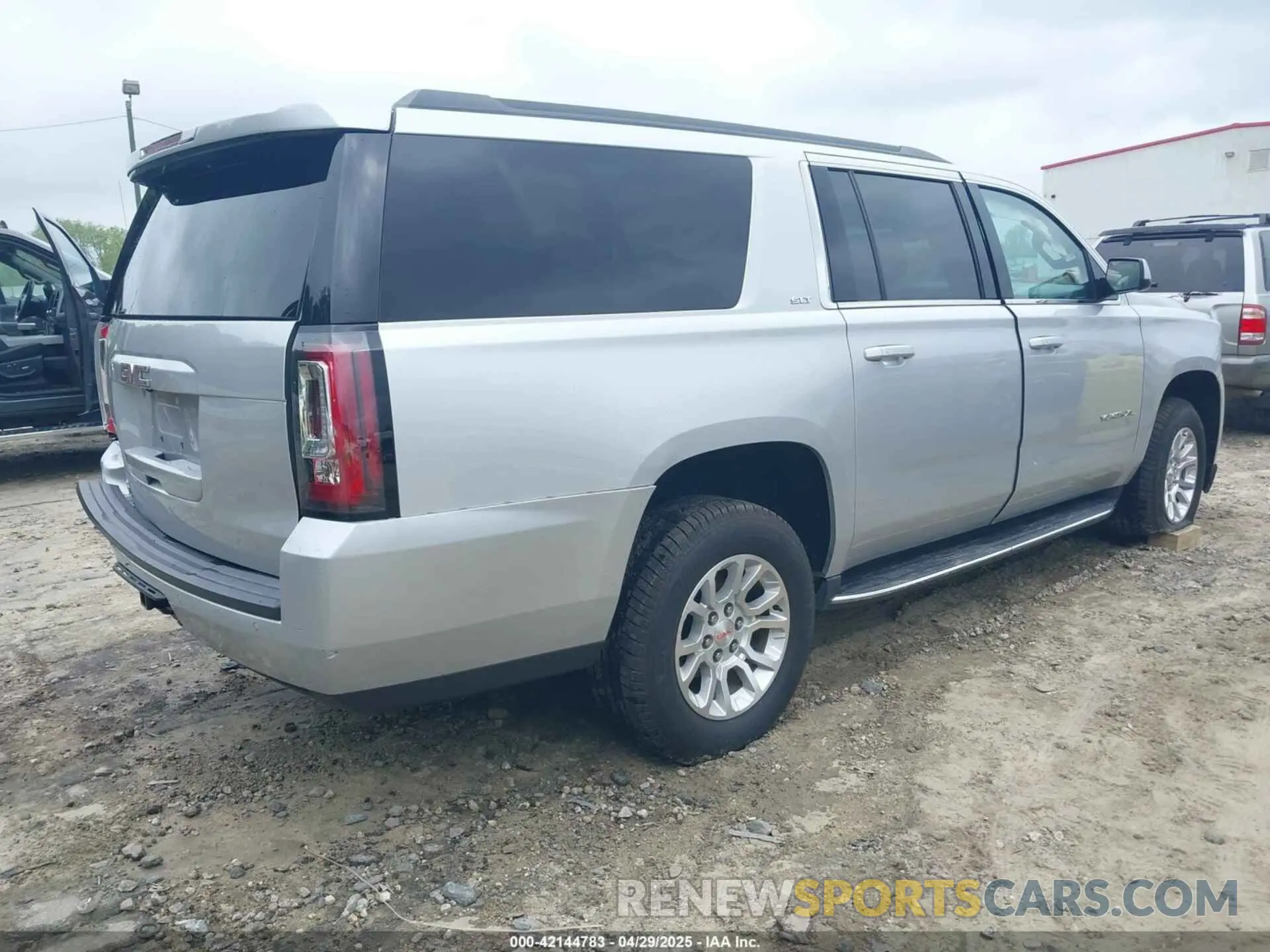 4 fotografías del automóvil dañado 1GKS1GKC0KR242408 GMC YUKON XL 2019