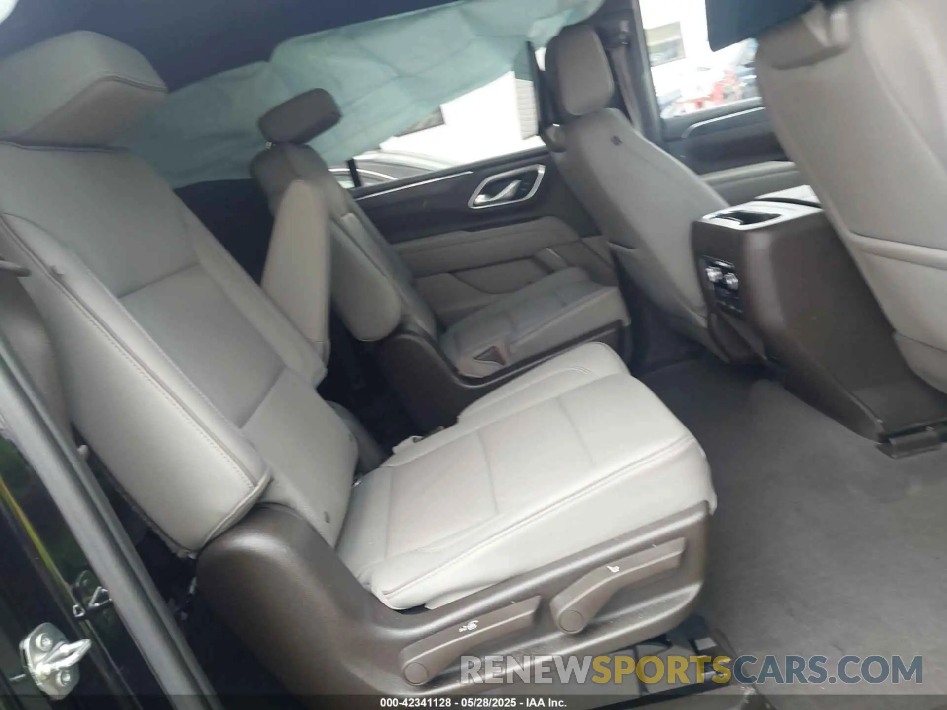 8 fotografías del automóvil dañado 1GKS2GKD3MR148175 GMC YUKON XL 2021
