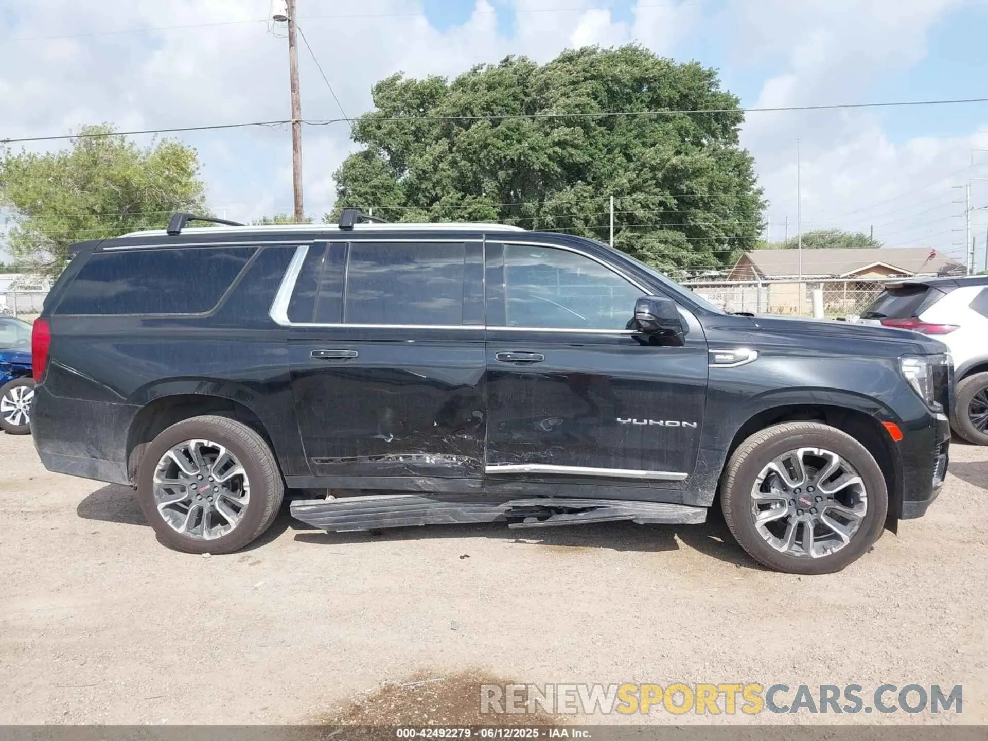 13 fotografías del automóvil dañado 1GKS1GKD2NR195914 GMC YUKON XL 2022