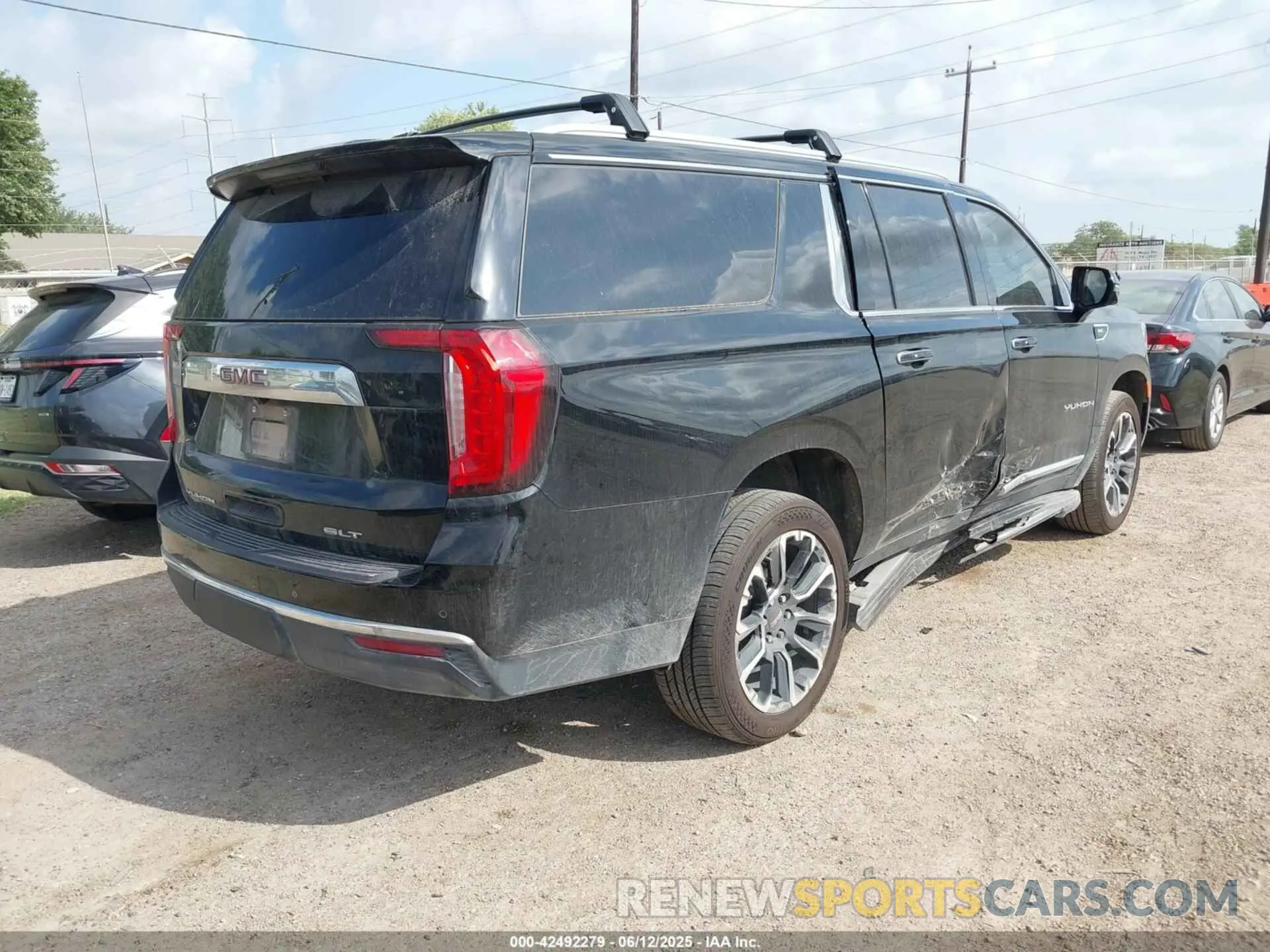 4 fotografías del automóvil dañado 1GKS1GKD2NR195914 GMC YUKON XL 2022