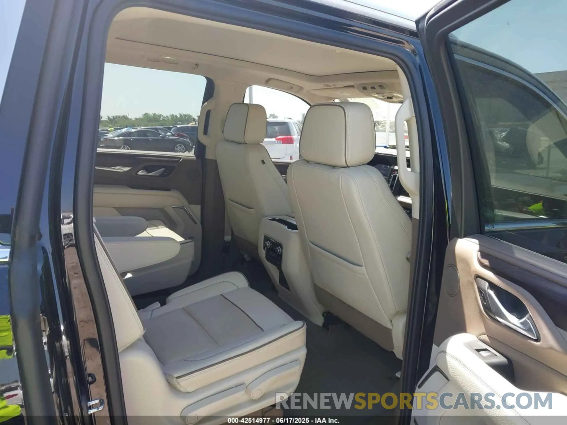 8 fotografías del automóvil dañado 1GKS1JKL1NR239311 GMC YUKON XL 2022