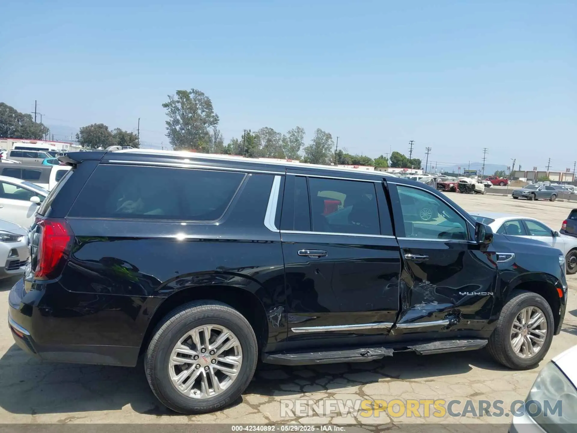 13 fotografías del automóvil dañado 1GKS1GKD7PR155430 GMC YUKON XL 2023