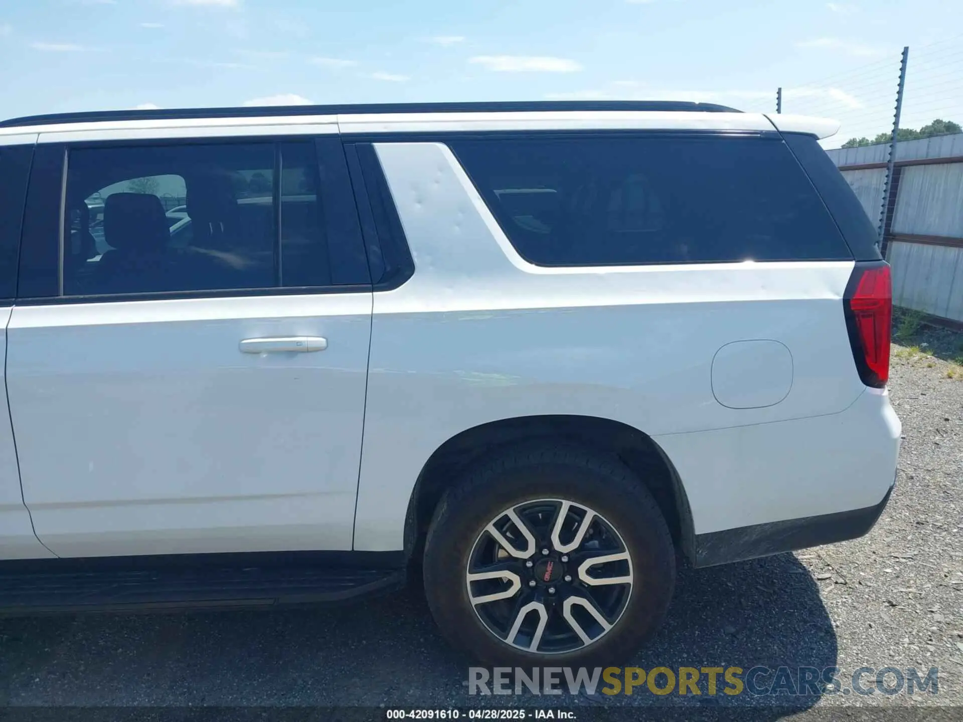 13 fotografías del automóvil dañado 1GKS2HKD1RR344757 GMC YUKON XL 2024