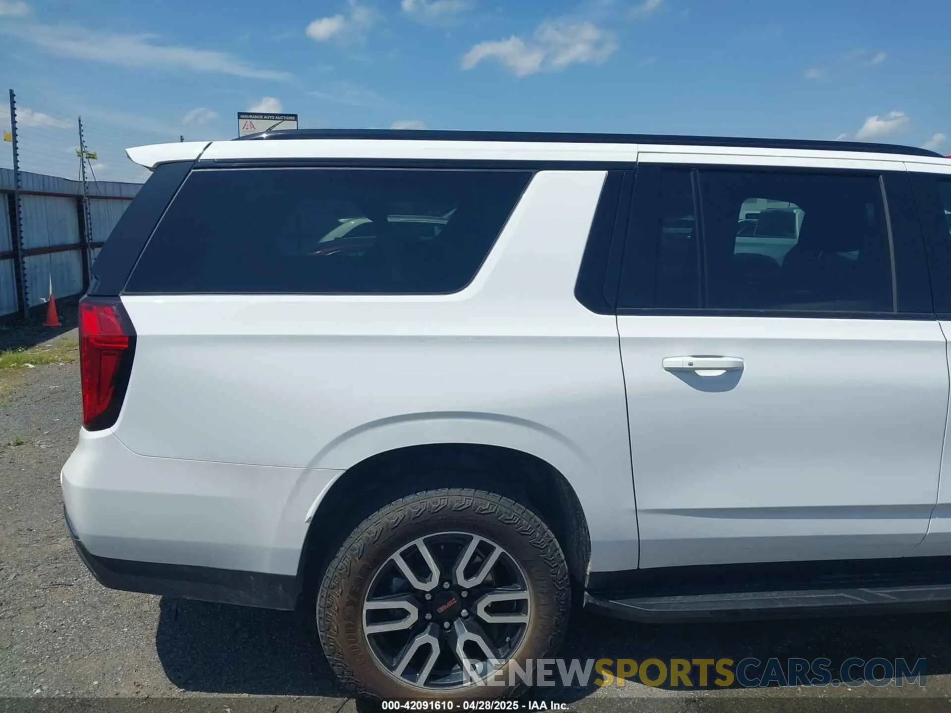 14 fotografías del automóvil dañado 1GKS2HKD1RR344757 GMC YUKON XL 2024