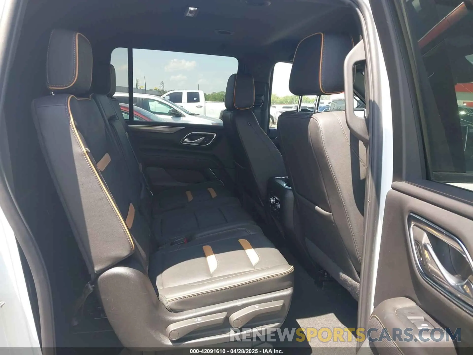 8 fotografías del automóvil dañado 1GKS2HKD1RR344757 GMC YUKON XL 2024