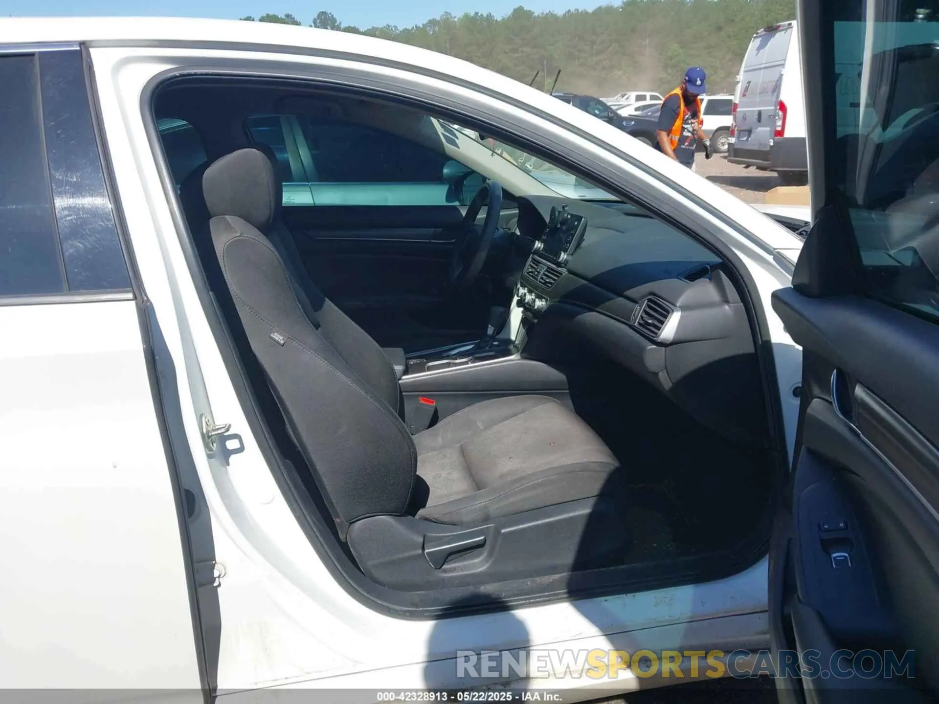 5 fotografías del automóvil dañado 1HGCV1F13KA167505 HONDA ACCORD 2019