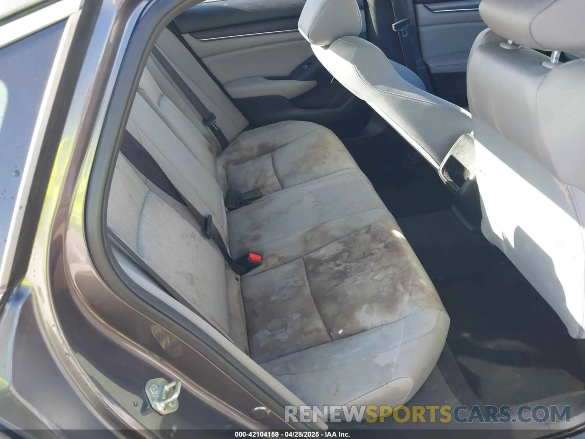 8 fotografías del automóvil dañado 1HGCV1F16KA126995 HONDA ACCORD 2019