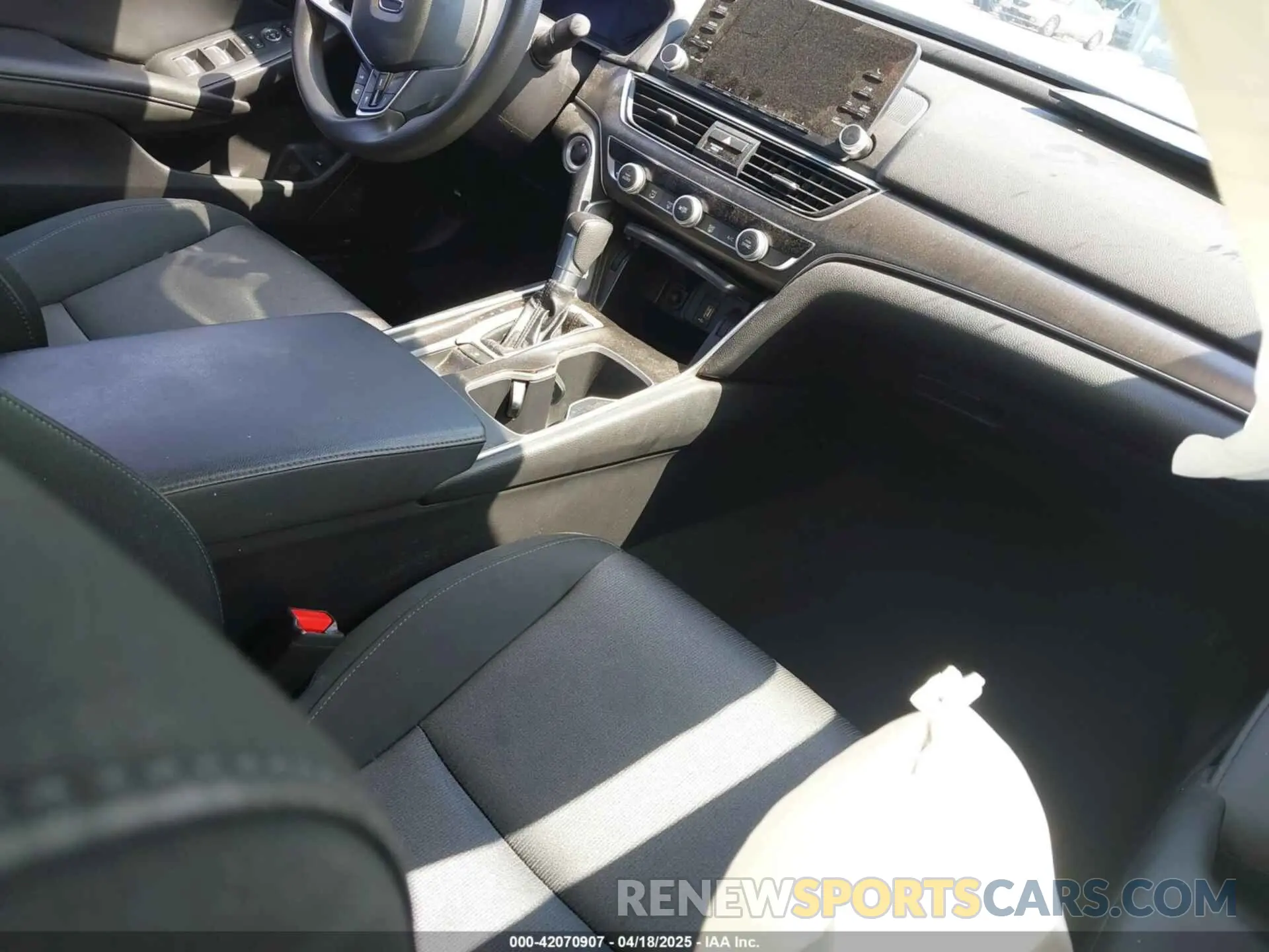 5 fotografías del automóvil dañado 1HGCV1F16KA151136 HONDA ACCORD 2019
