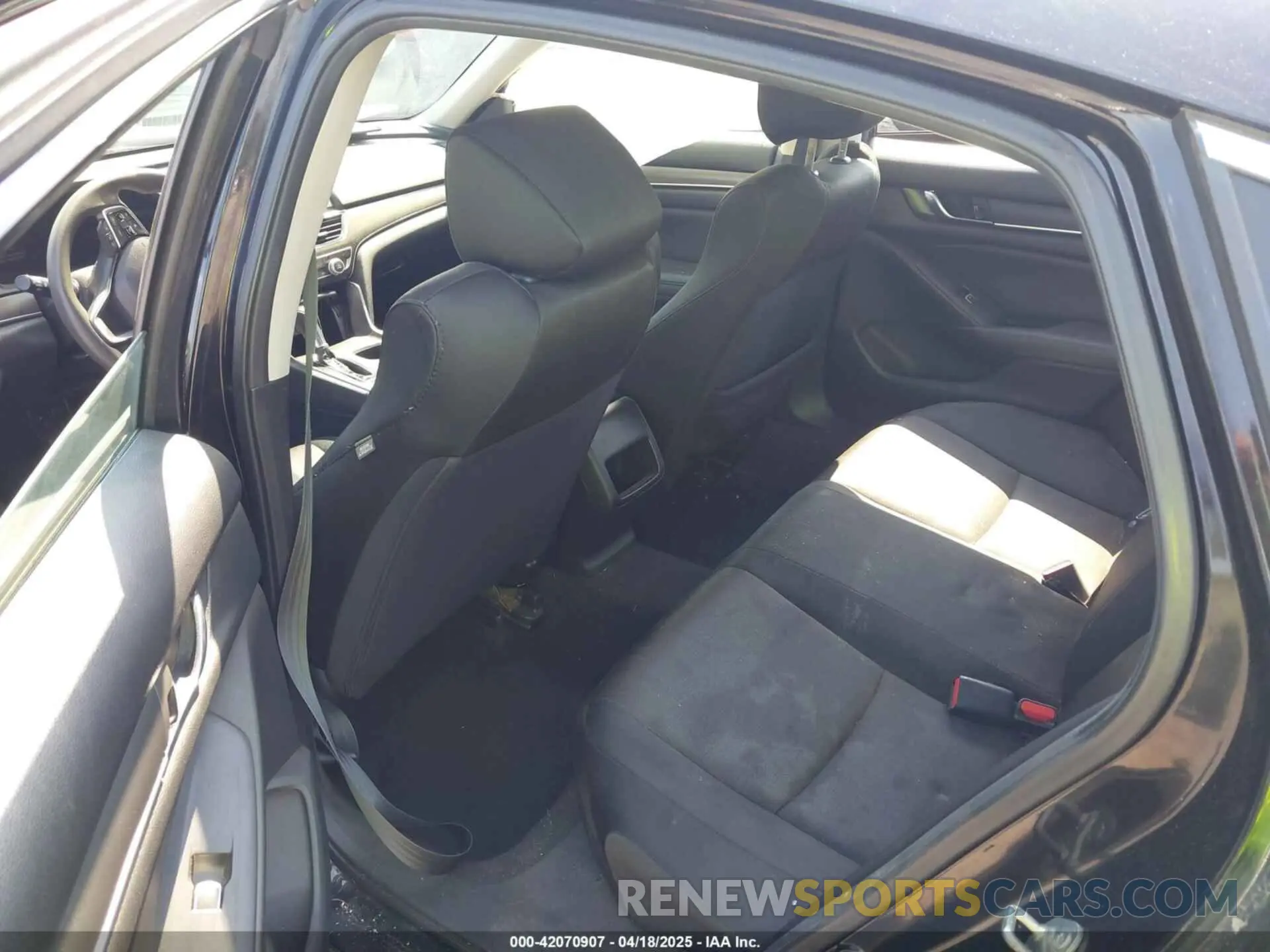8 fotografías del automóvil dañado 1HGCV1F16KA151136 HONDA ACCORD 2019