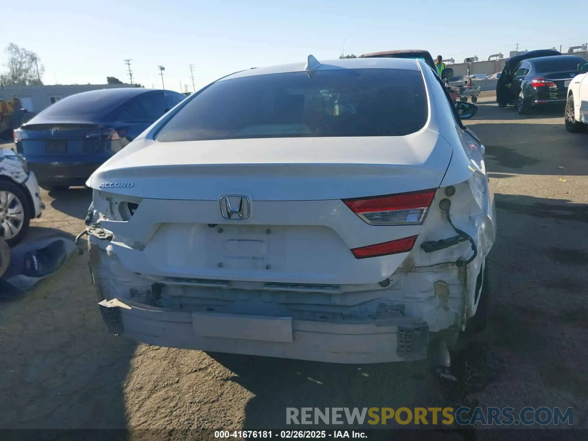 17 fotografías del automóvil dañado 1HGCV1F18KA071885 HONDA ACCORD 2019