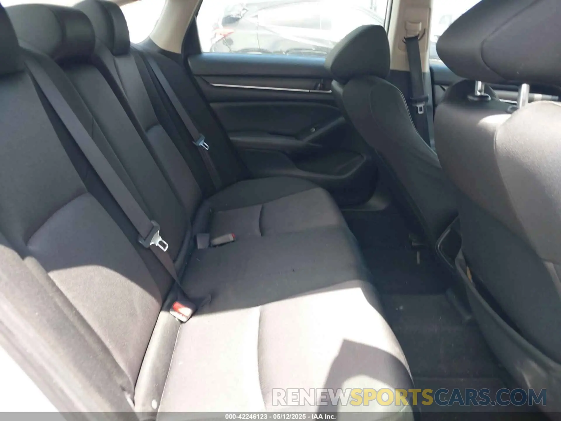 8 fotografías del automóvil dañado 1HGCV1F19KA120169 HONDA ACCORD 2019