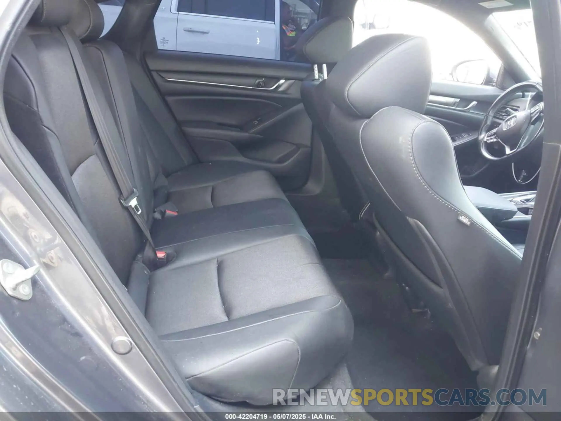 8 fotografías del automóvil dañado 1HGCV1F30KA154969 HONDA ACCORD 2019
