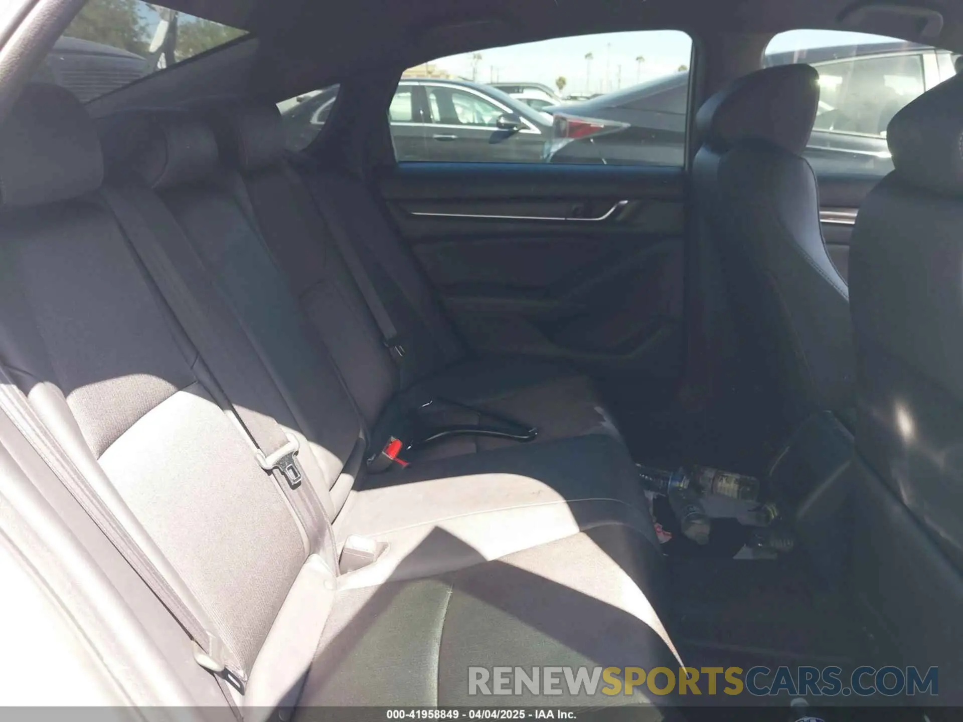 8 fotografías del automóvil dañado 1HGCV1F33KA141407 HONDA ACCORD 2019