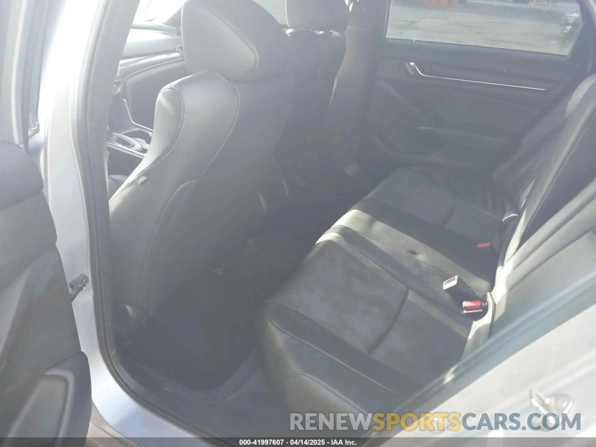 8 fotografías del automóvil dañado 1HGCV1F3XKA043815 HONDA ACCORD 2019
