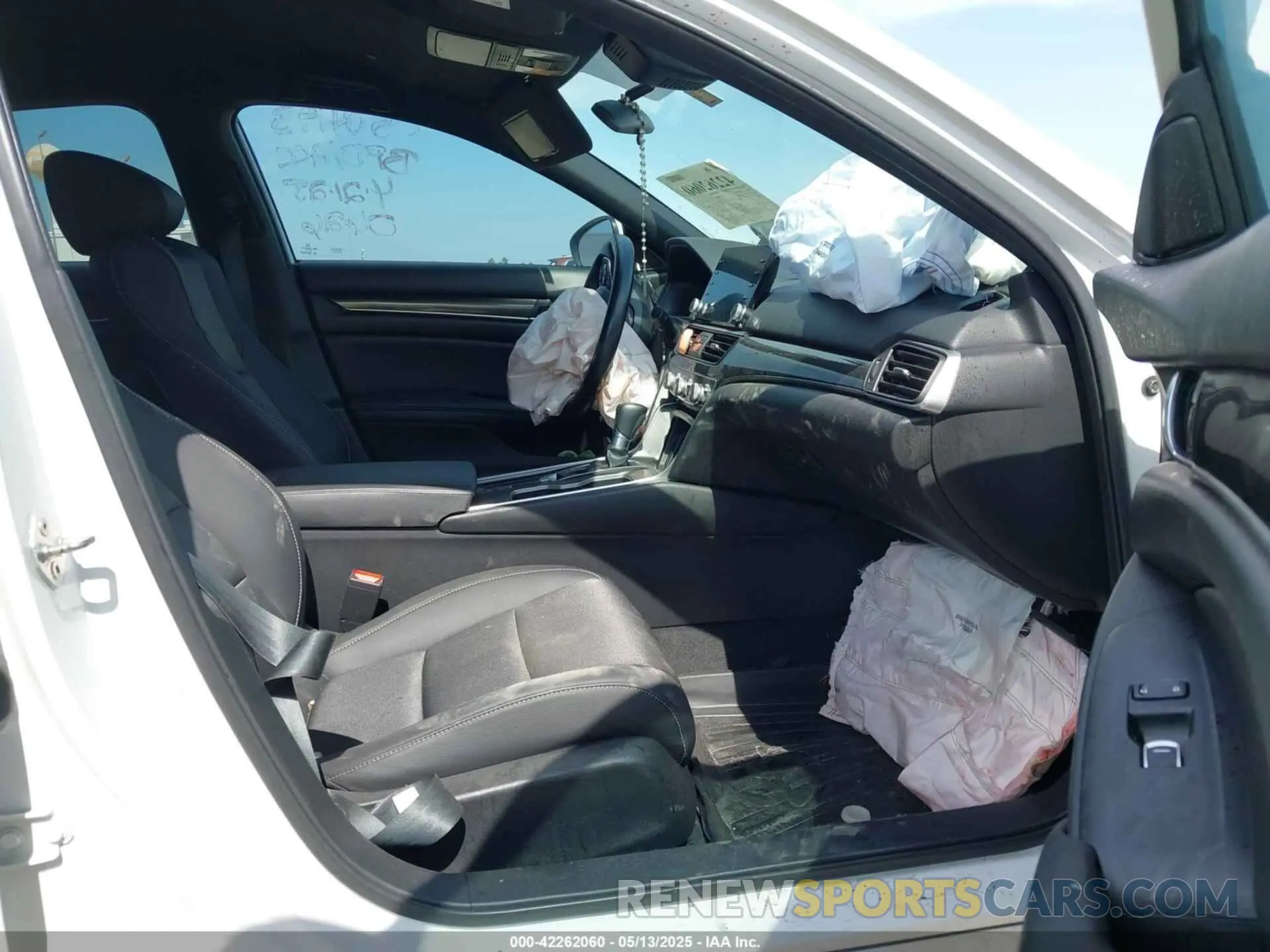 5 fotografías del automóvil dañado 1HGCV1F3XKA070626 HONDA ACCORD 2019