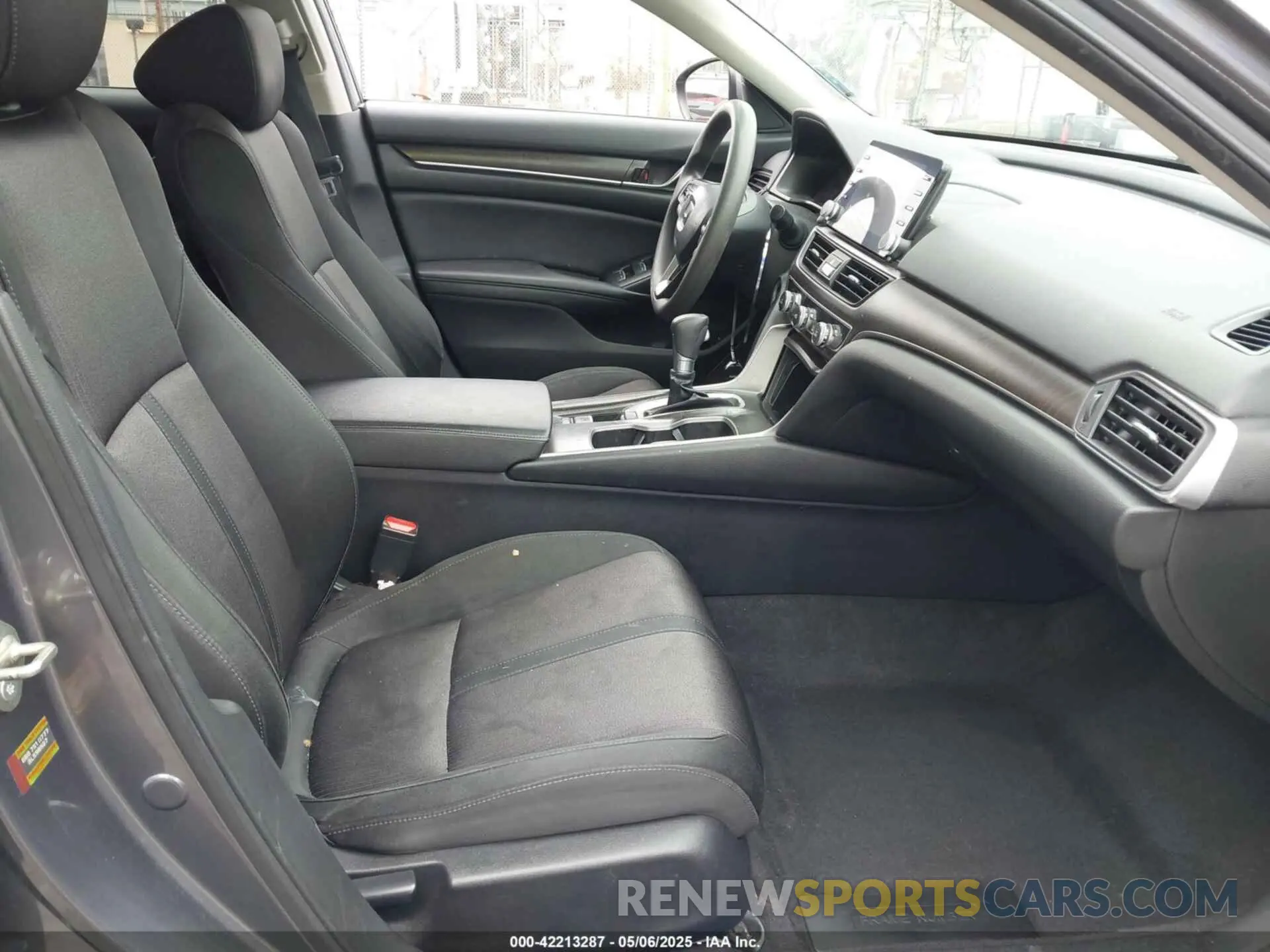 5 fotografías del automóvil dañado 1HGCV1F44KA170004 HONDA ACCORD 2019
