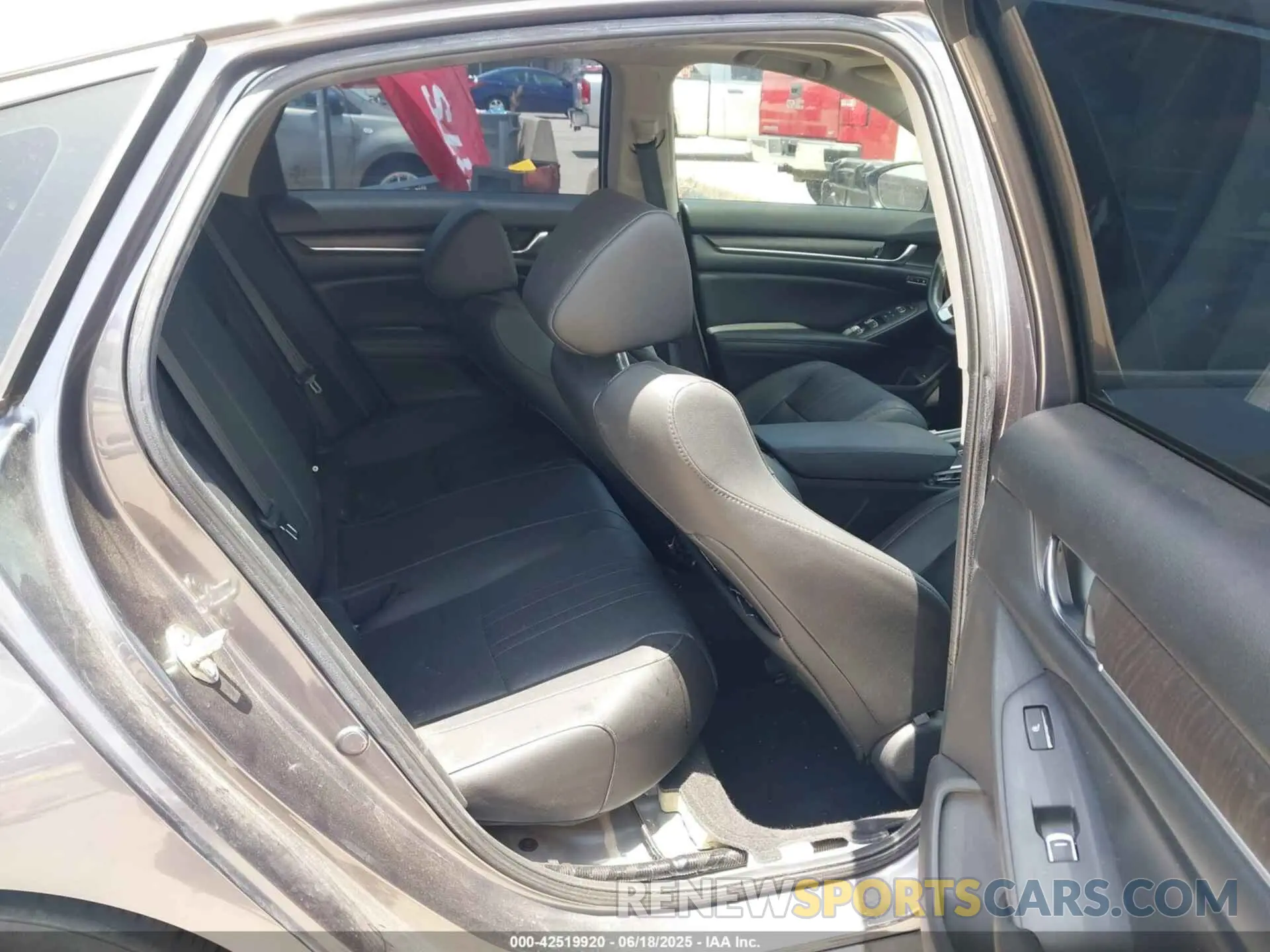 8 fotografías del automóvil dañado 1HGCV2F93KA013002 HONDA ACCORD 2019