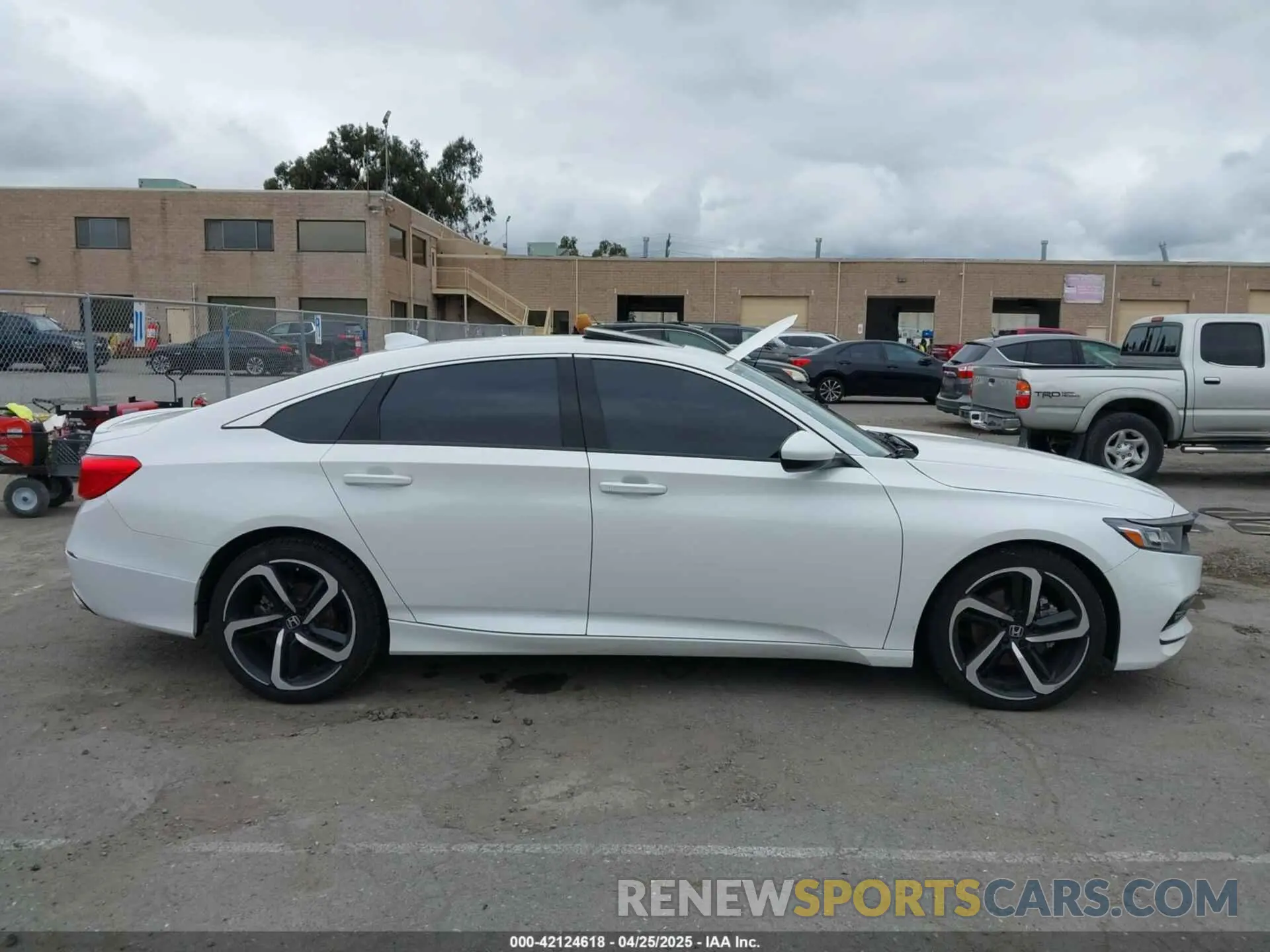 12 fotografías del automóvil dañado 1HGCV2F3XLA022129 HONDA ACCORD 2020
