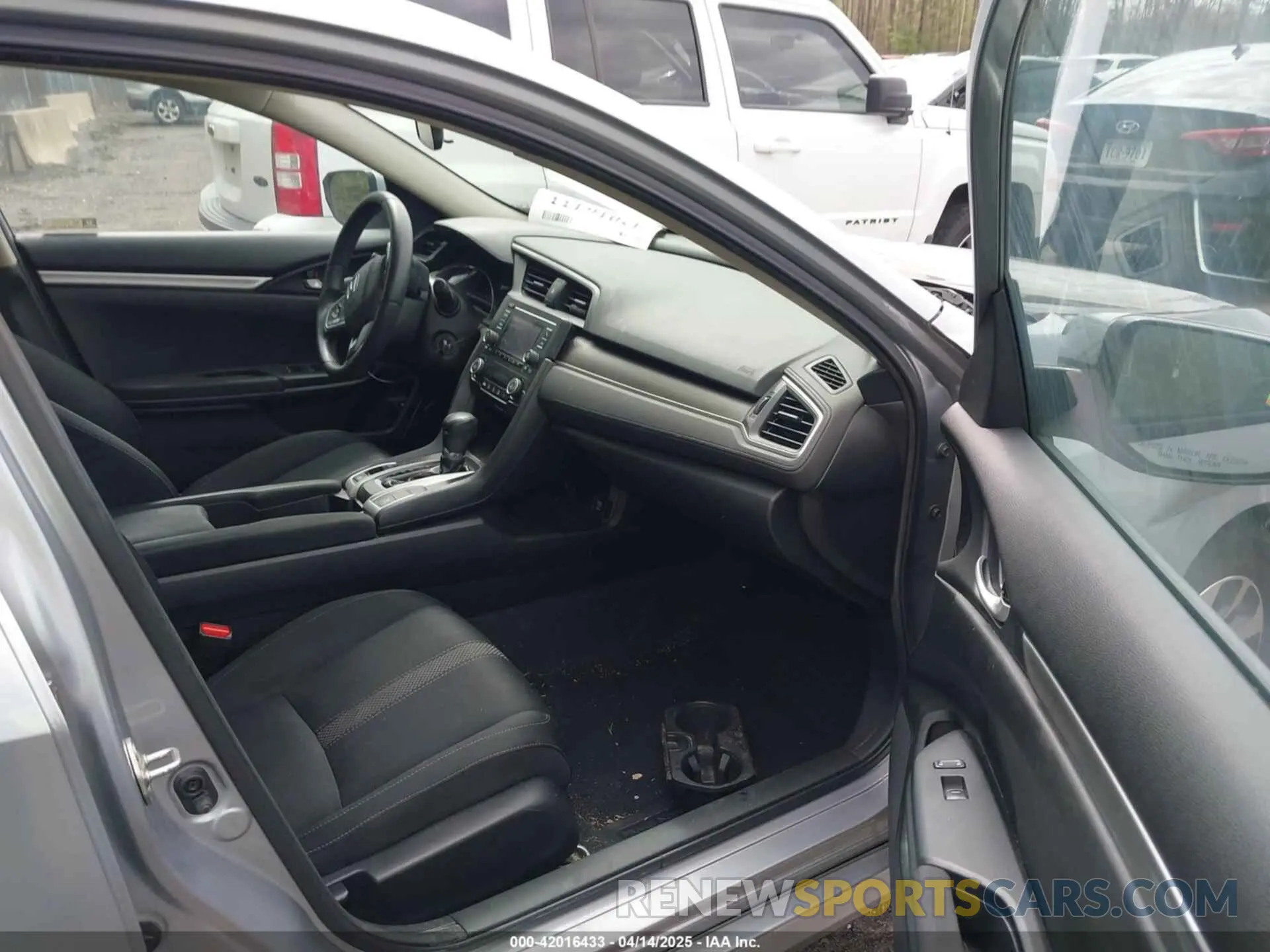 5 fotografías del automóvil dañado 2HGFC2F61KH570159 HONDA CIVIC 2019