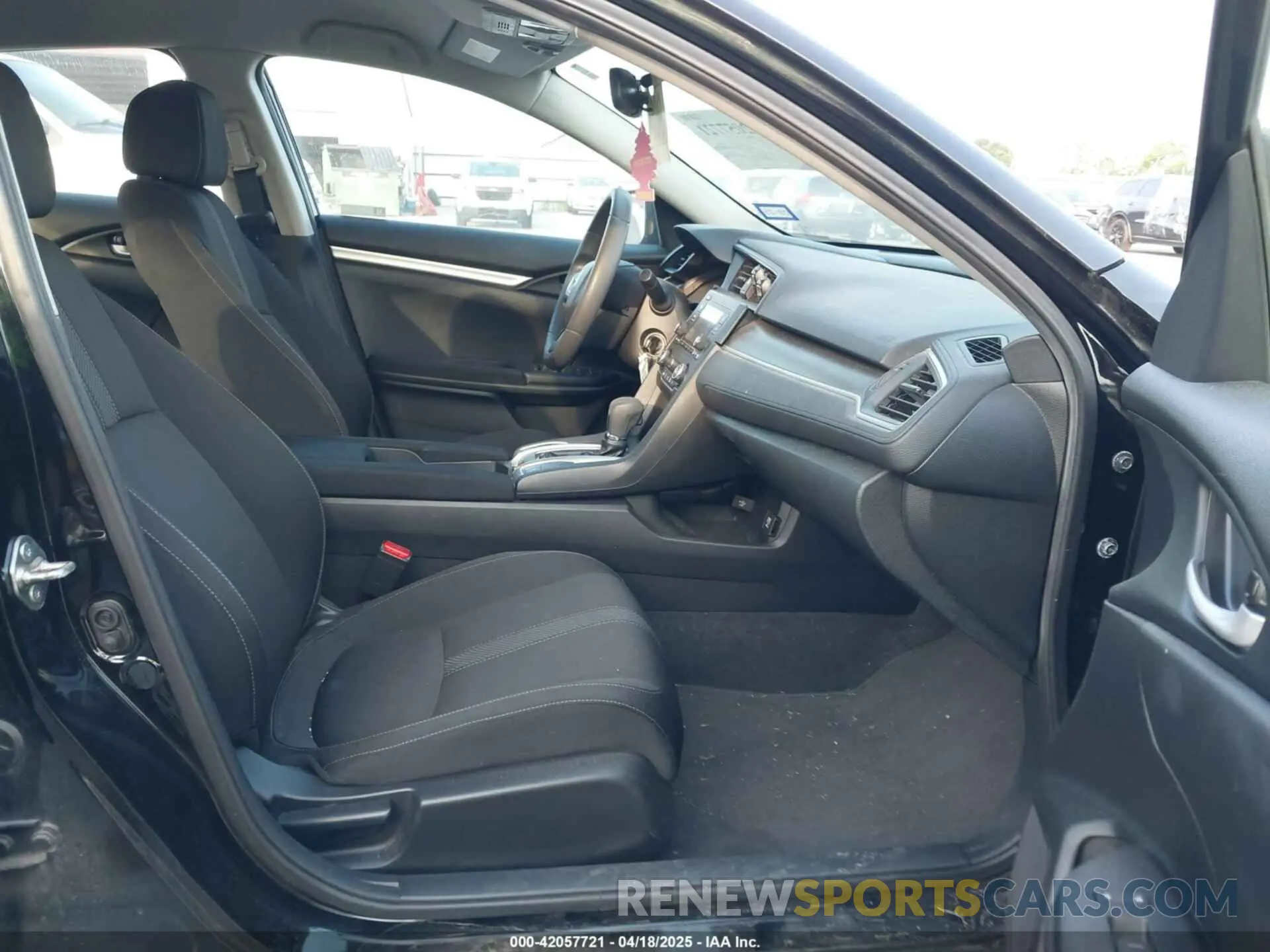 5 fotografías del automóvil dañado 2HGFC2F67KH552880 HONDA CIVIC 2019