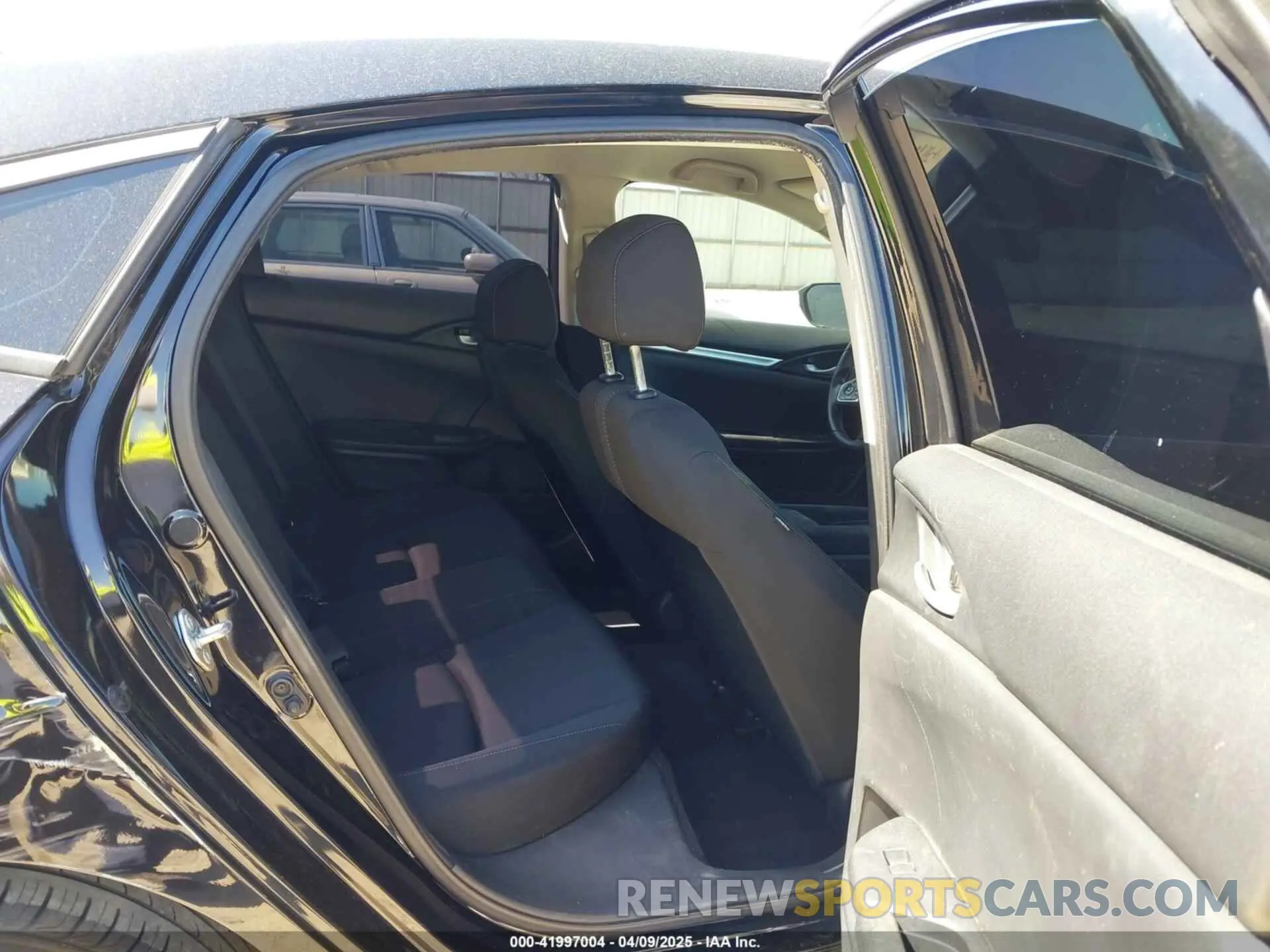 8 fotografías del automóvil dañado 2HGFC2F6XKH546443 HONDA CIVIC 2019