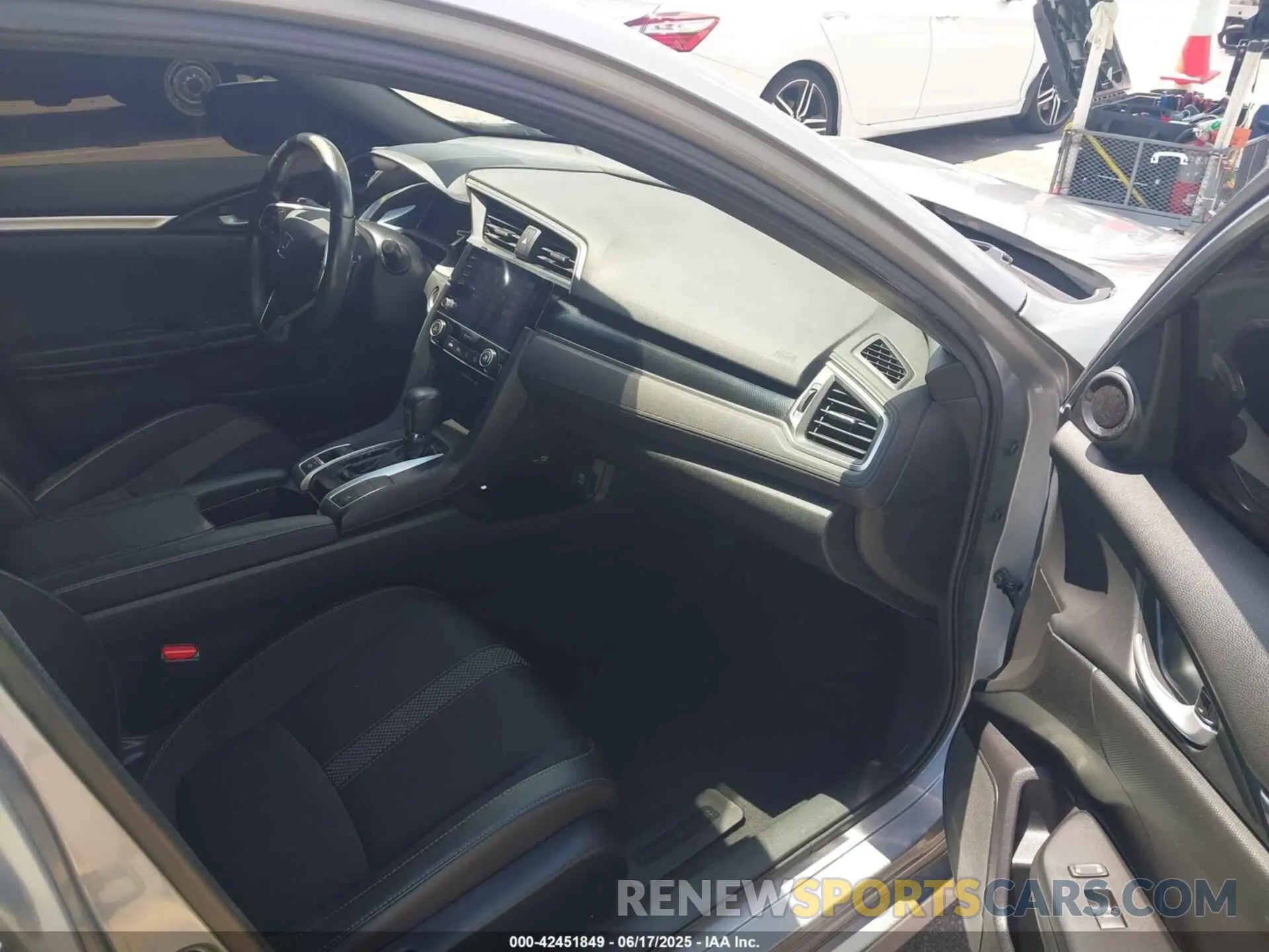 5 fotografías del automóvil dañado 2HGFC2F83KH598630 HONDA CIVIC 2019