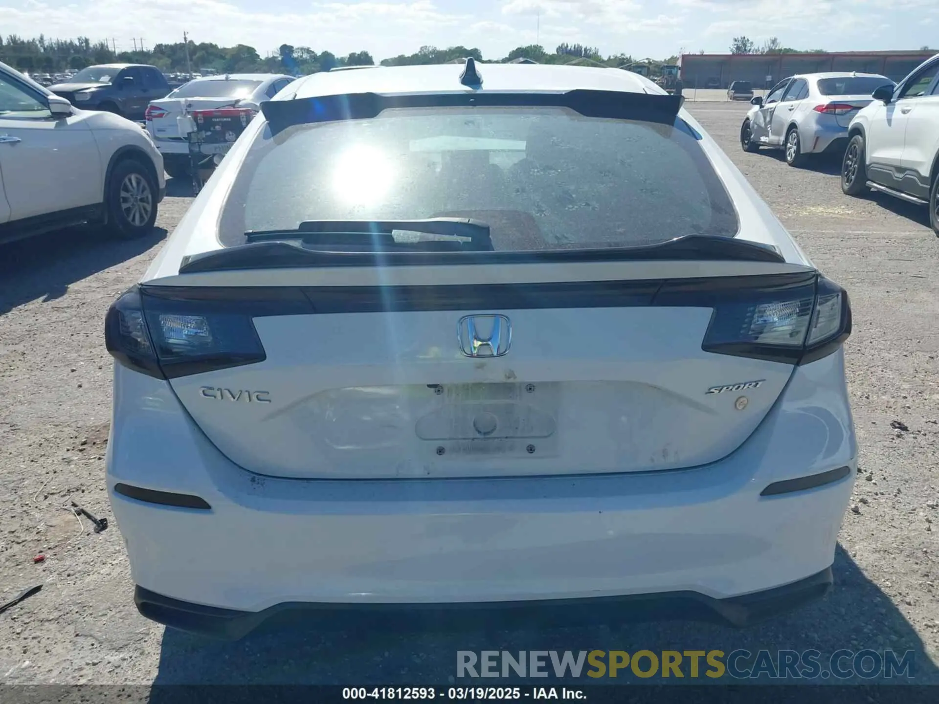 17 fotografías del automóvil dañado 19XFL2H87PE002675 HONDA CIVIC 2023