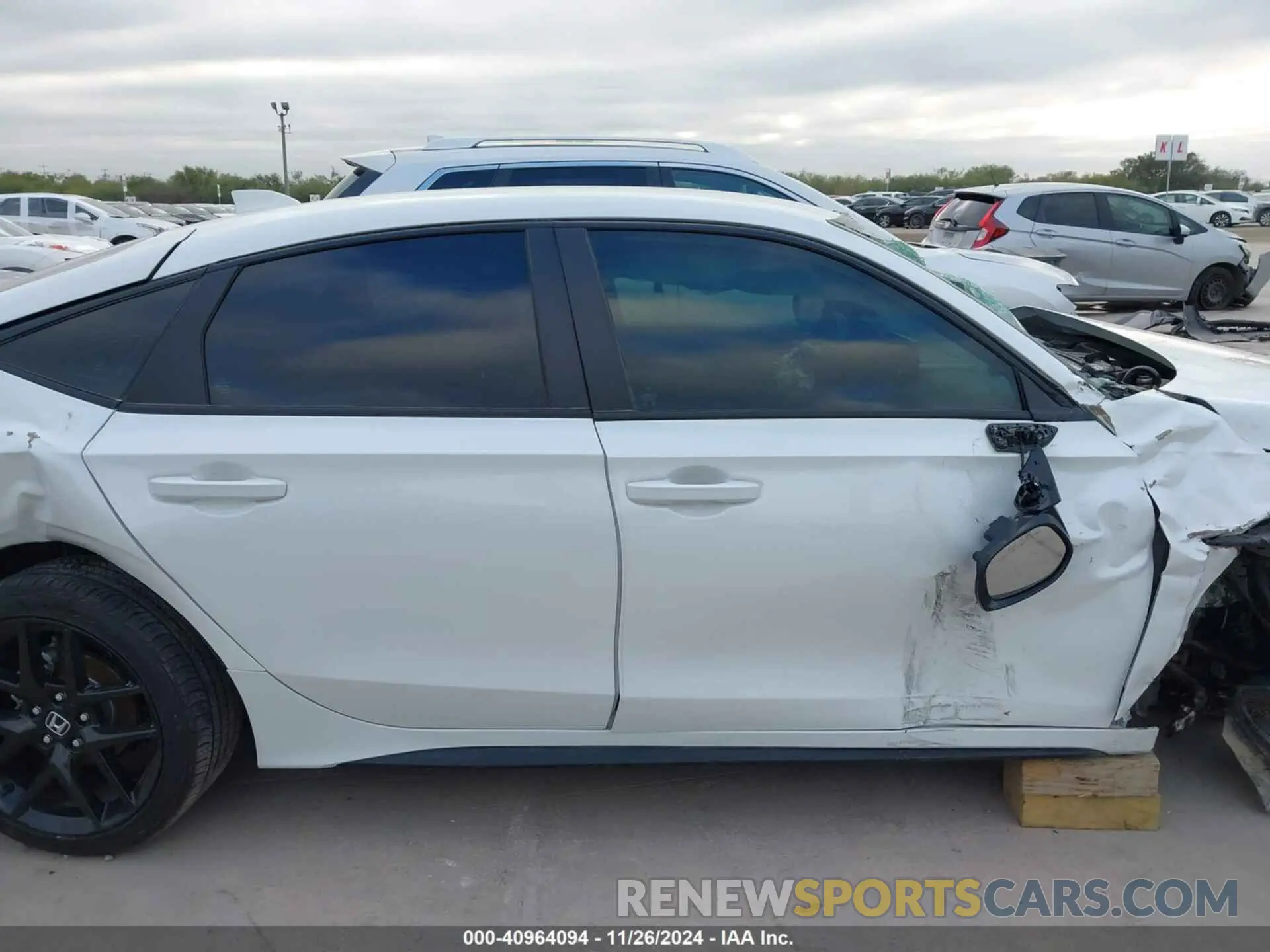 12 fotografías del automóvil dañado 19XFL2H88RE021853 HONDA CIVIC 2024