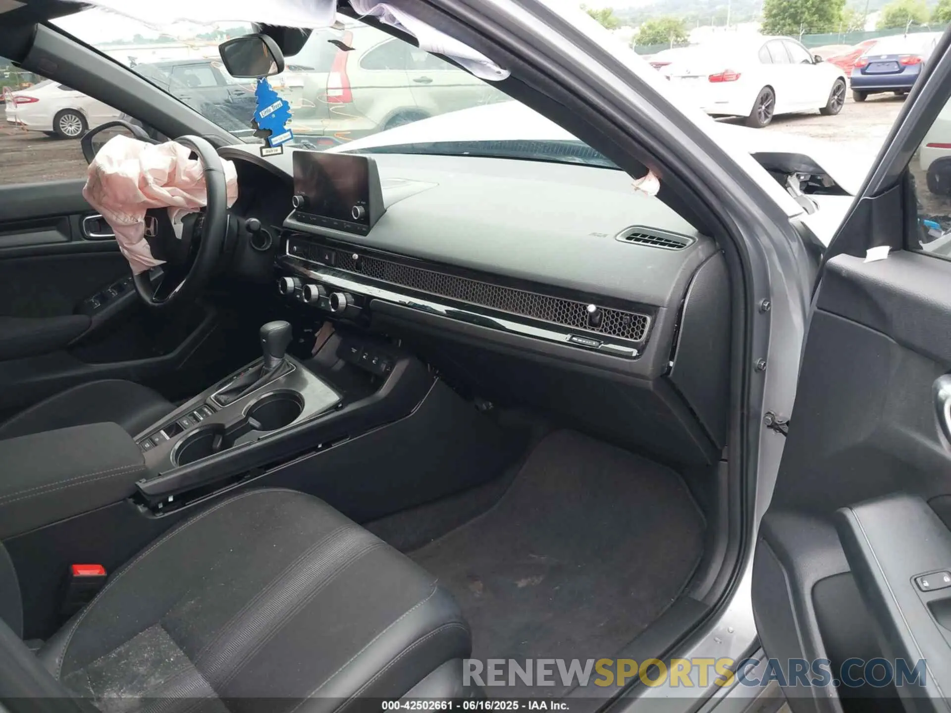 5 fotografías del automóvil dañado 19XFL2H82SE004732 HONDA CIVIC 2025