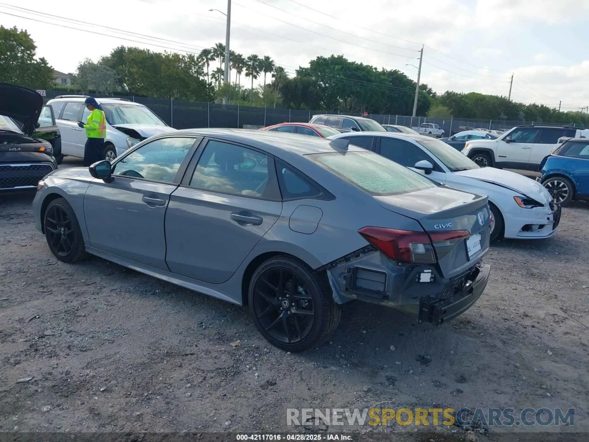 3 fotografías del automóvil dañado 2HGFE2F56SH569610 HONDA CIVIC 2025