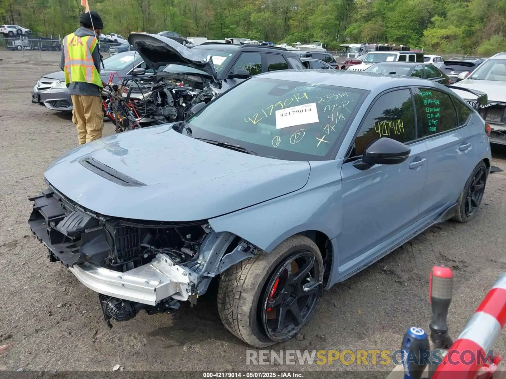 2 fotografías del automóvil dañado JHMFL5G46SX000696 HONDA CIVIC TYPE R 2025