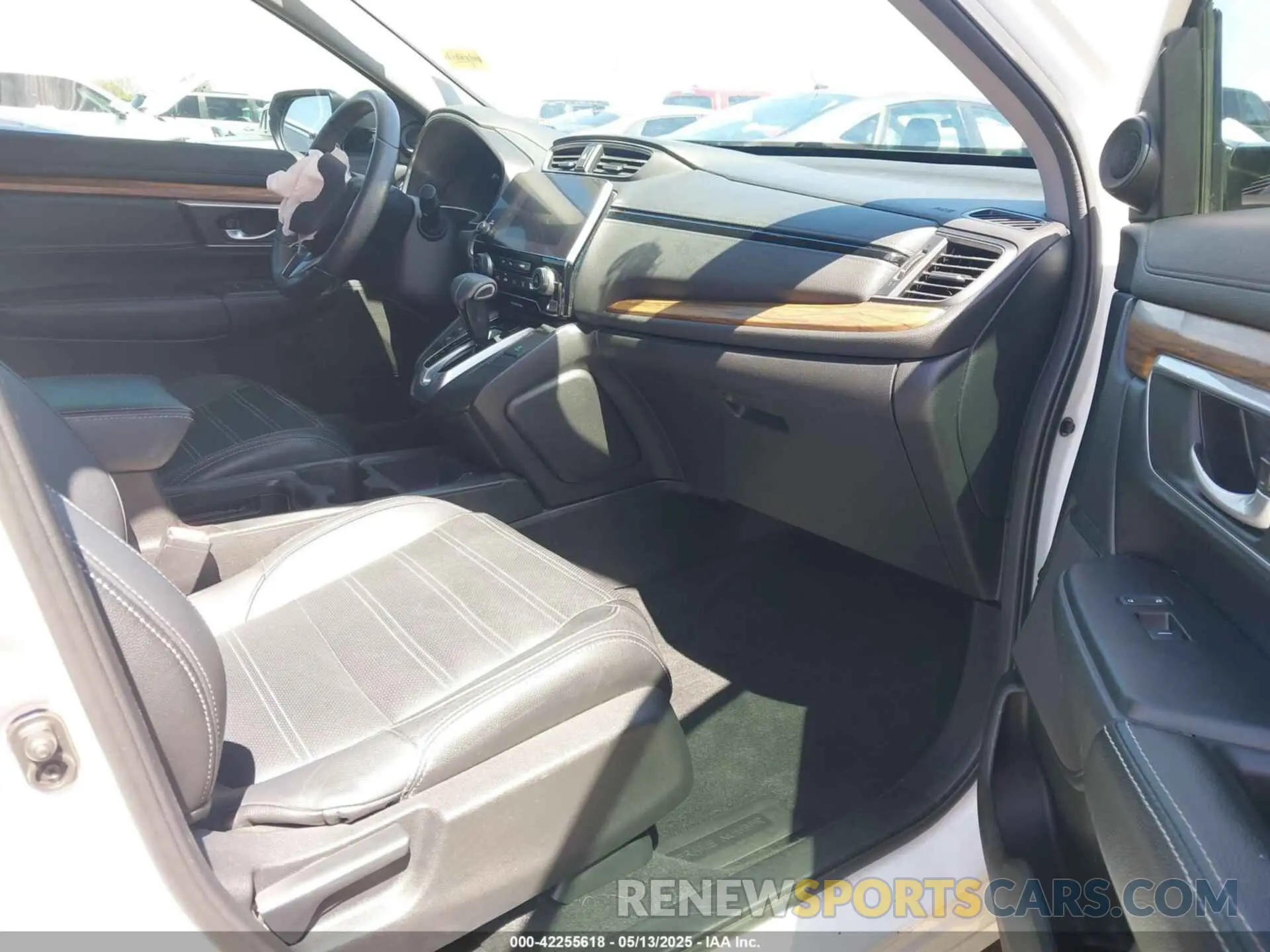 5 fotografías del automóvil dañado 5J6RW2H52KL012177 HONDA CR-V 2019