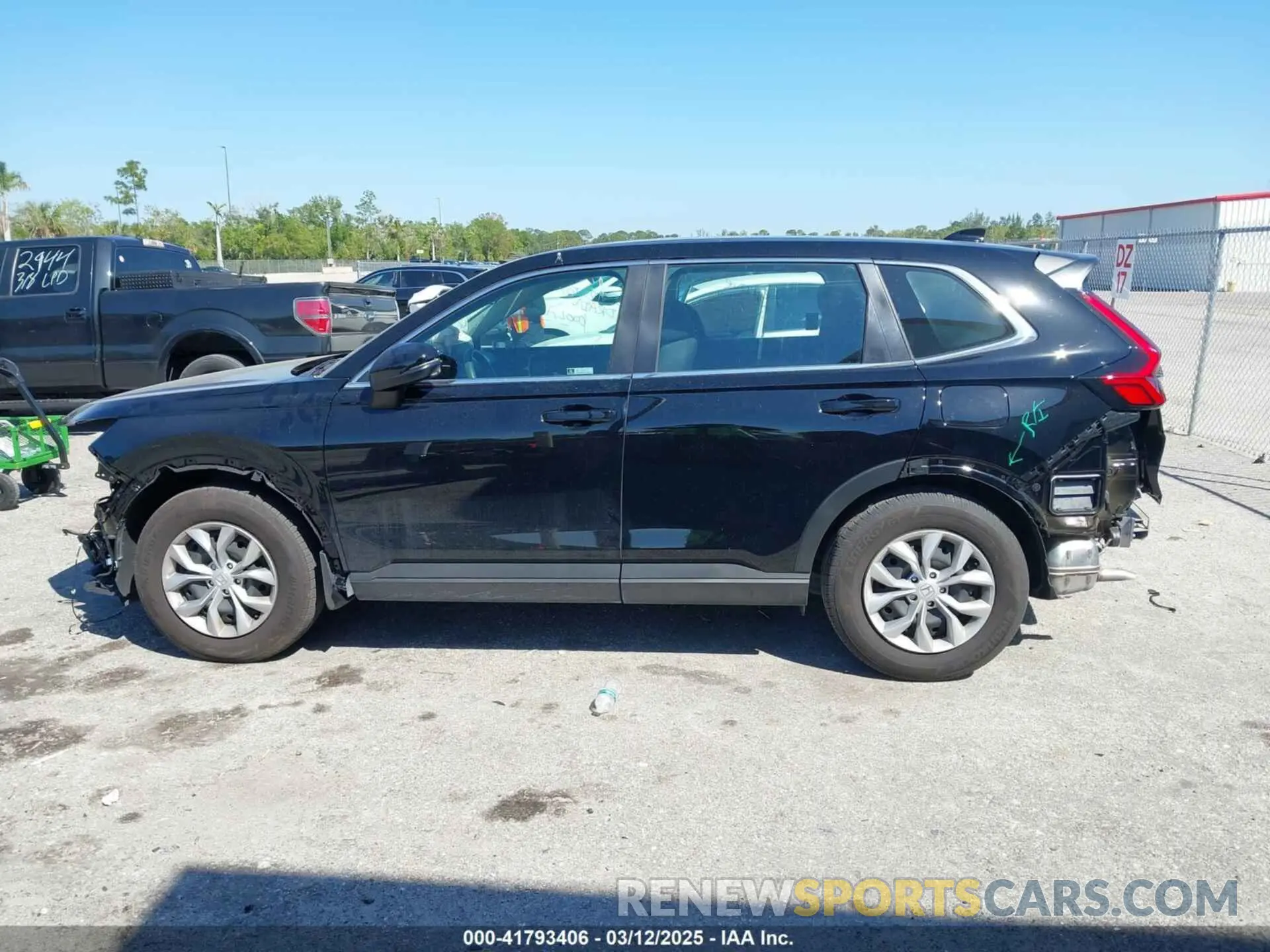 14 fotografías del automóvil dañado 2HKRS3H2XRH332343 HONDA CR-V 2024