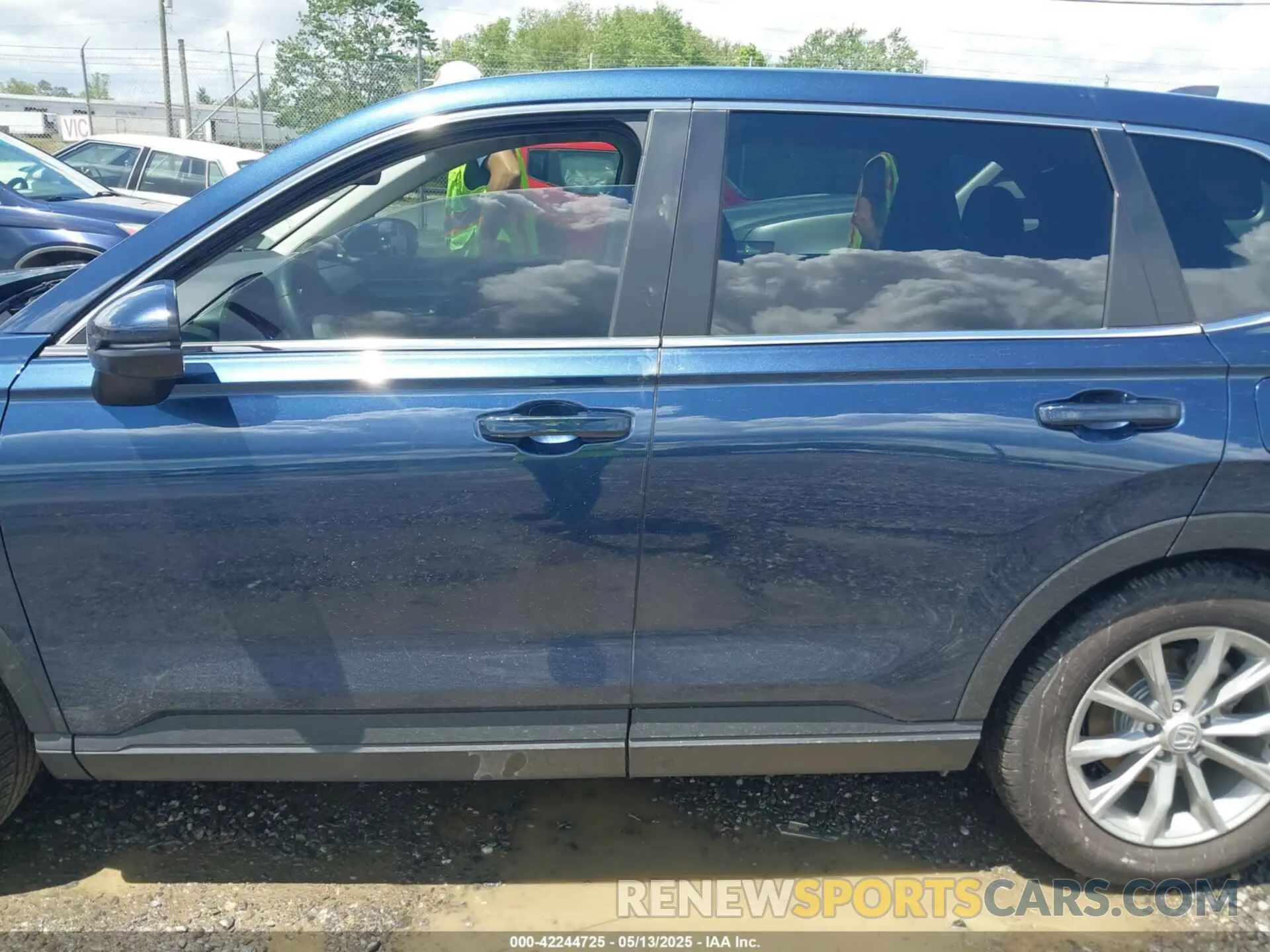 14 fotografías del automóvil dañado 2HKRS3H76SH321857 HONDA CR-V 2025