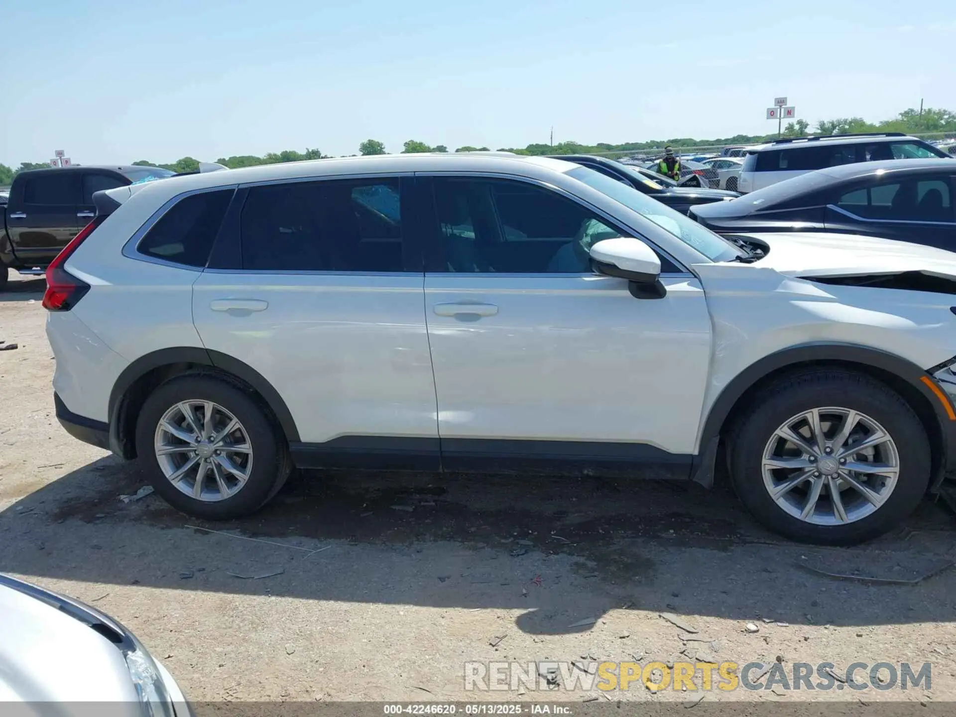 13 fotografías del automóvil dañado 2HKRS3H7XSH311378 HONDA CR-V 2025