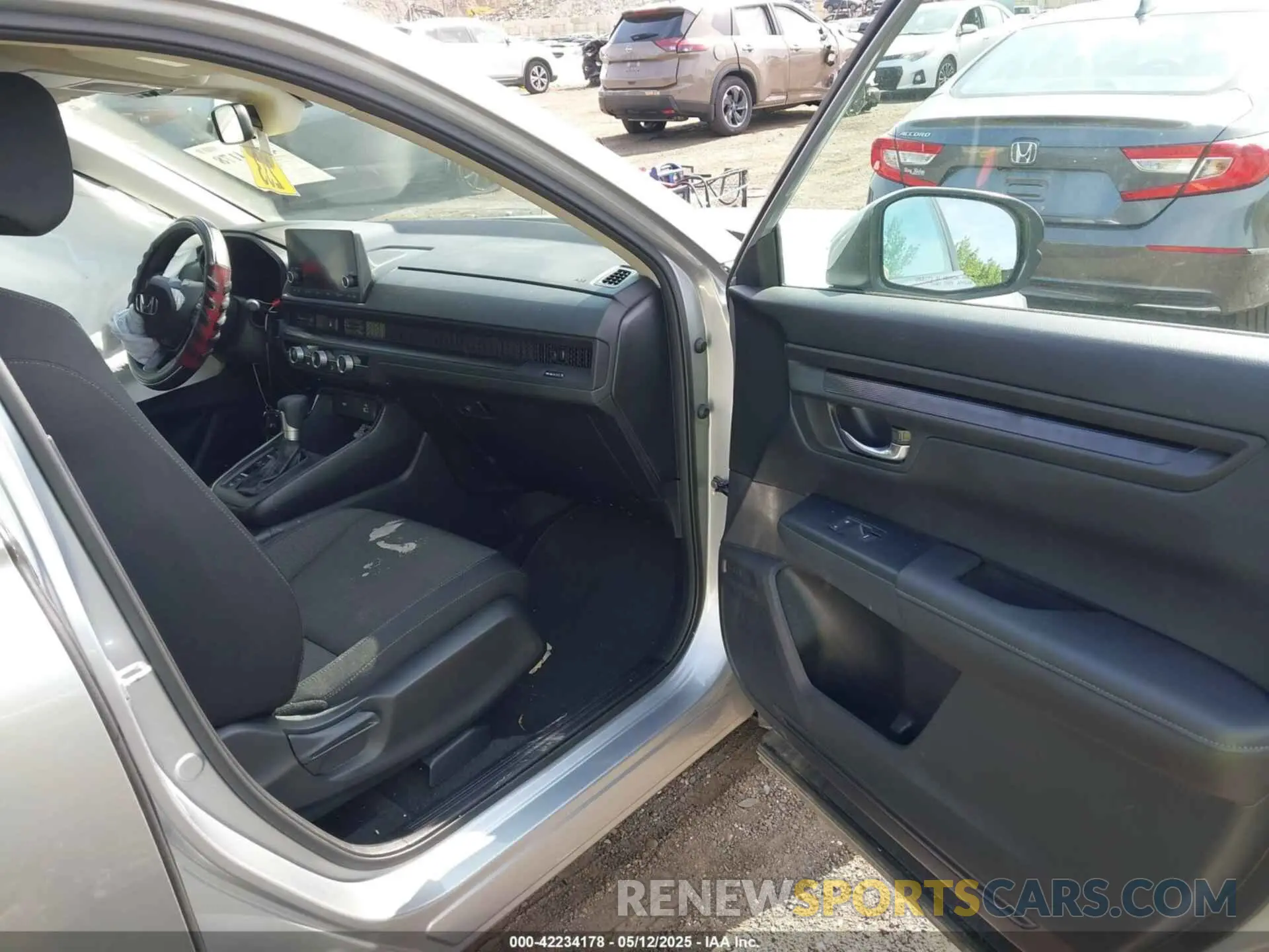 5 fotografías del automóvil dañado 2HKRS4H20SH457136 HONDA CR-V 2025