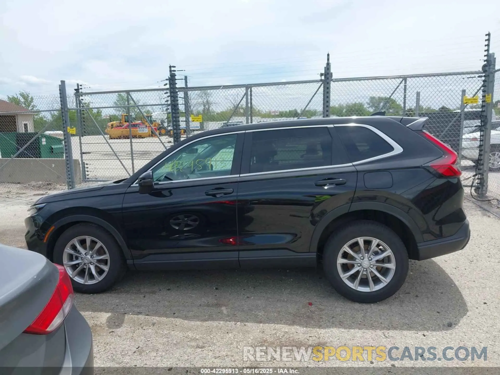 14 fotografías del automóvil dañado 2HKRS4H74SH449410 HONDA CR-V 2025