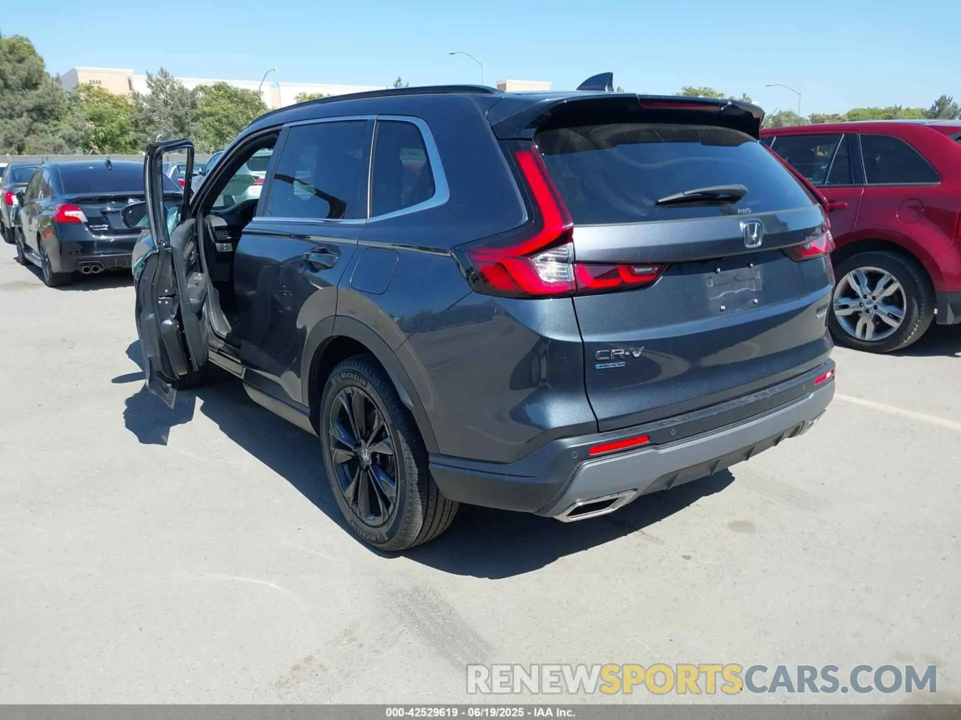 3 fotografías del automóvil dañado 7FARS6H94SE019487 HONDA CR-V HYBRID 2025
