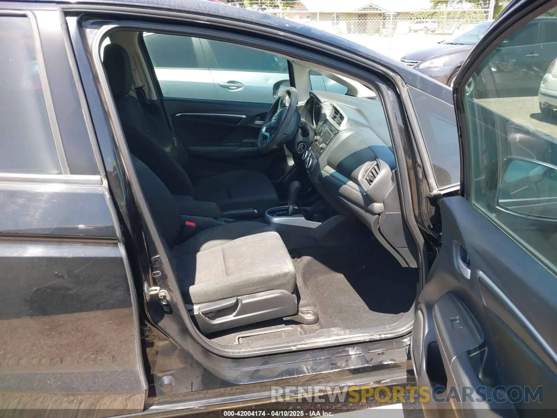 5 fotografías del automóvil dañado 3HGGK5H45KM753568 HONDA FIT 2019