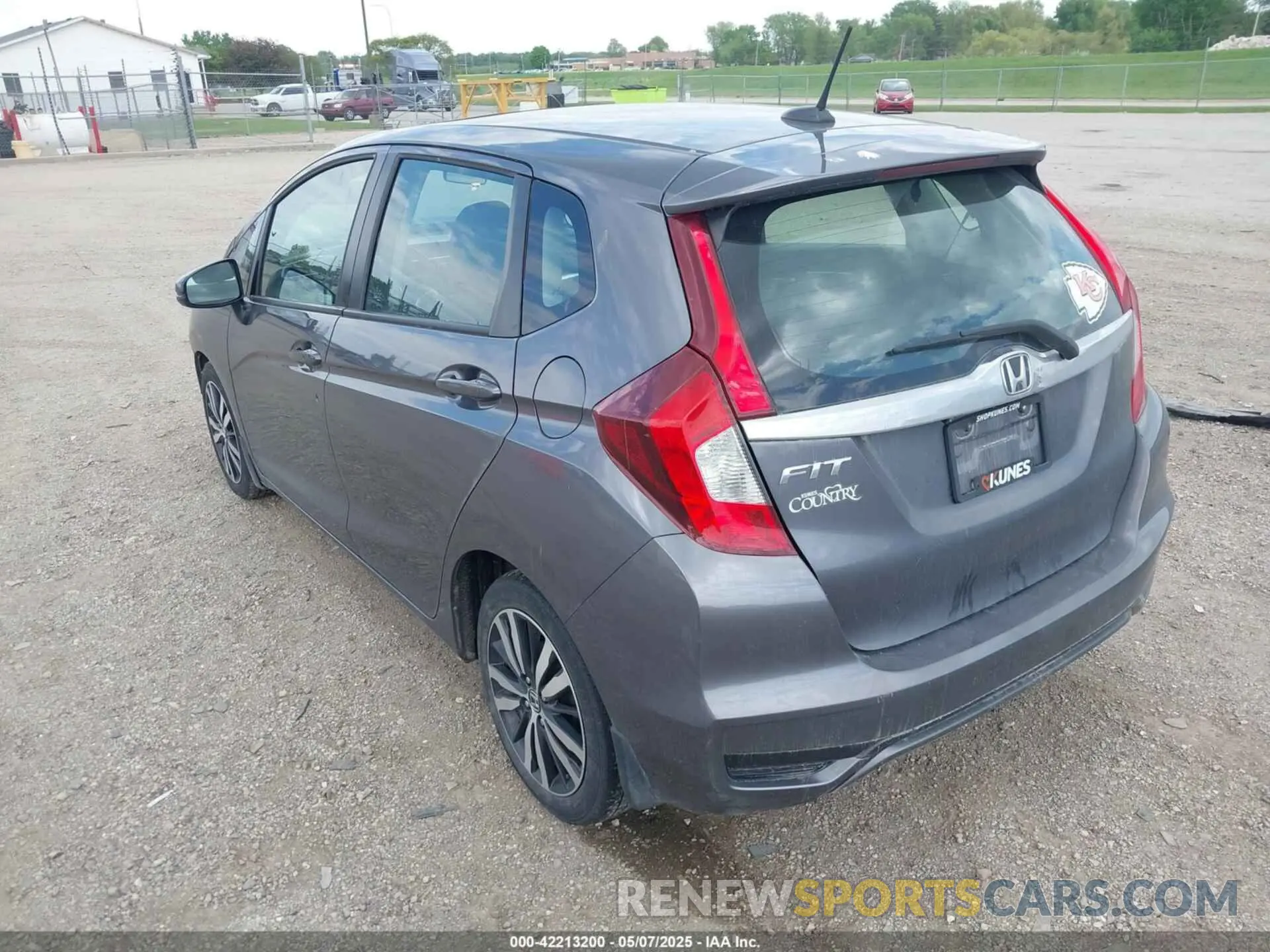 3 fotografías del automóvil dañado 3HGGK5H81KM742537 HONDA FIT 2019