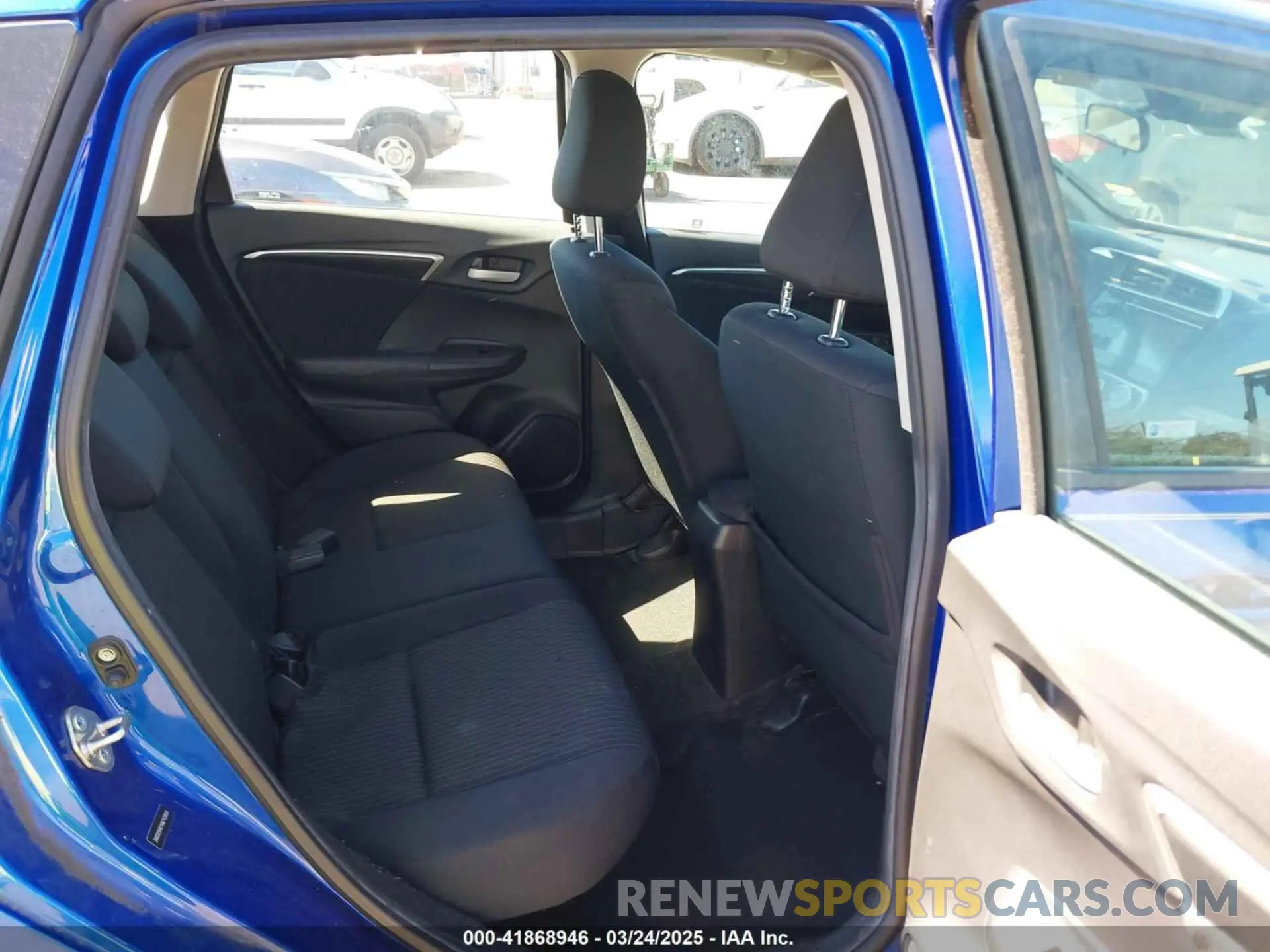 8 fotografías del automóvil dañado 3HGGK5H81KM743669 HONDA FIT 2019