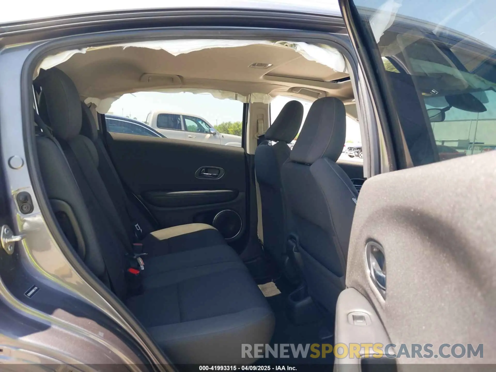 8 fotografías del automóvil dañado 3CZRU5H55KM721708 HONDA HR-V 2019