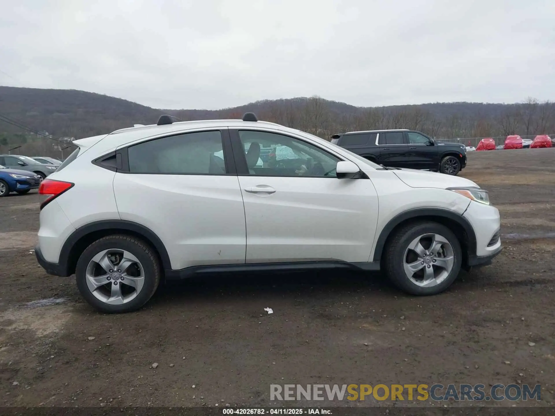 13 fotografías del automóvil dañado 3CZRU6H38KM743805 HONDA HR-V 2019