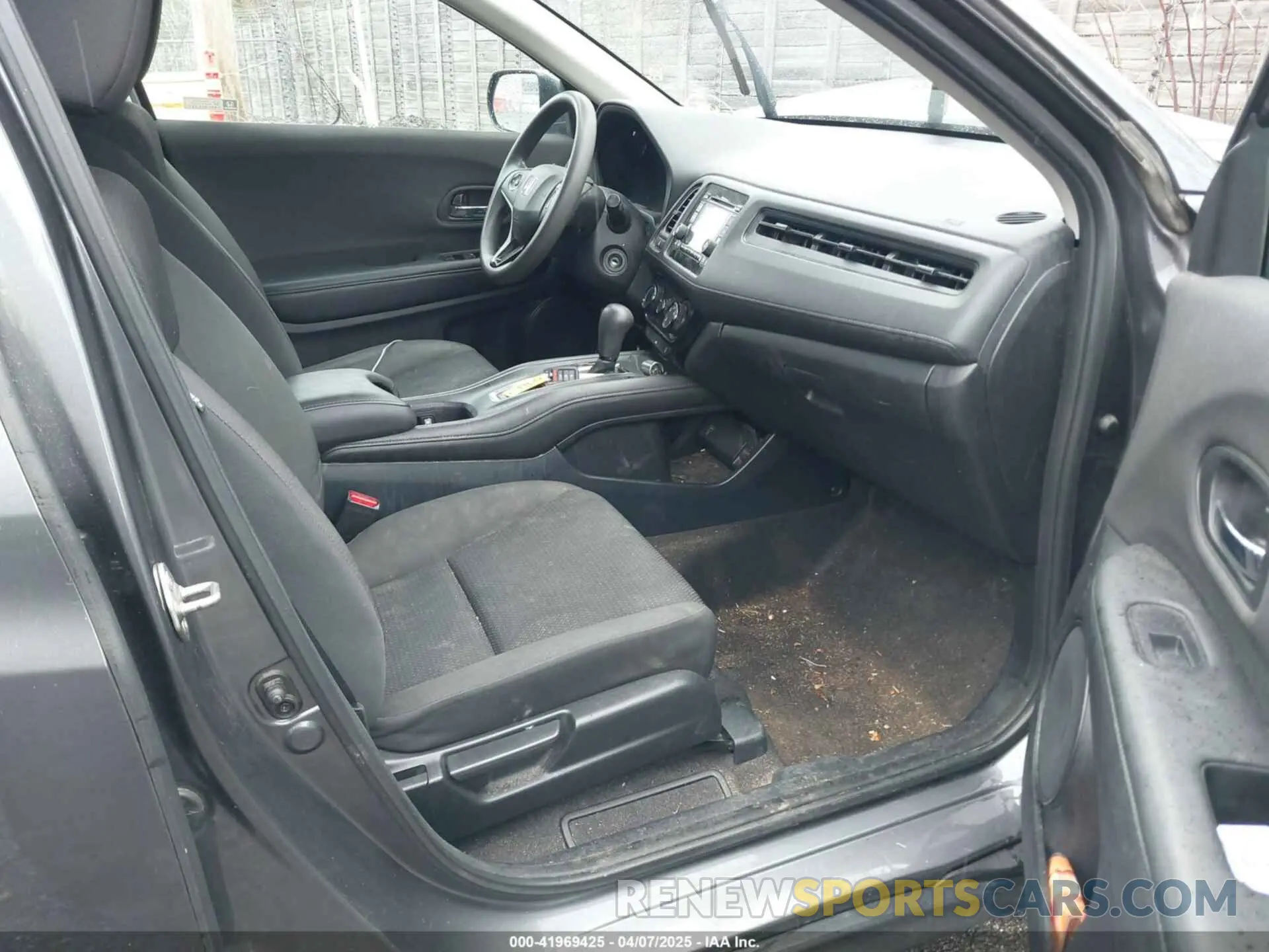 5 fotografías del automóvil dañado 3CZRU6H3XKG712120 HONDA HR-V 2019