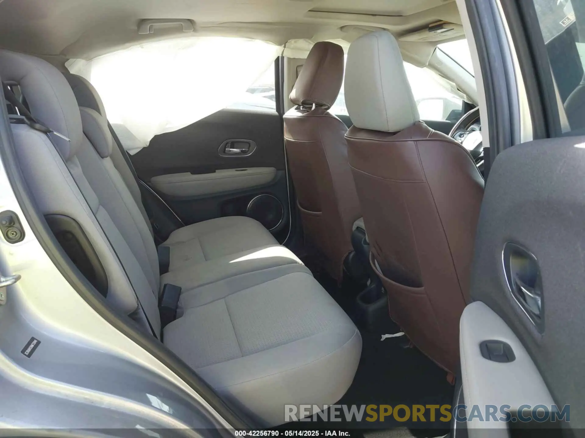 8 fotografías del automóvil dañado 3CZRU6H53KM733846 HONDA HR-V 2019