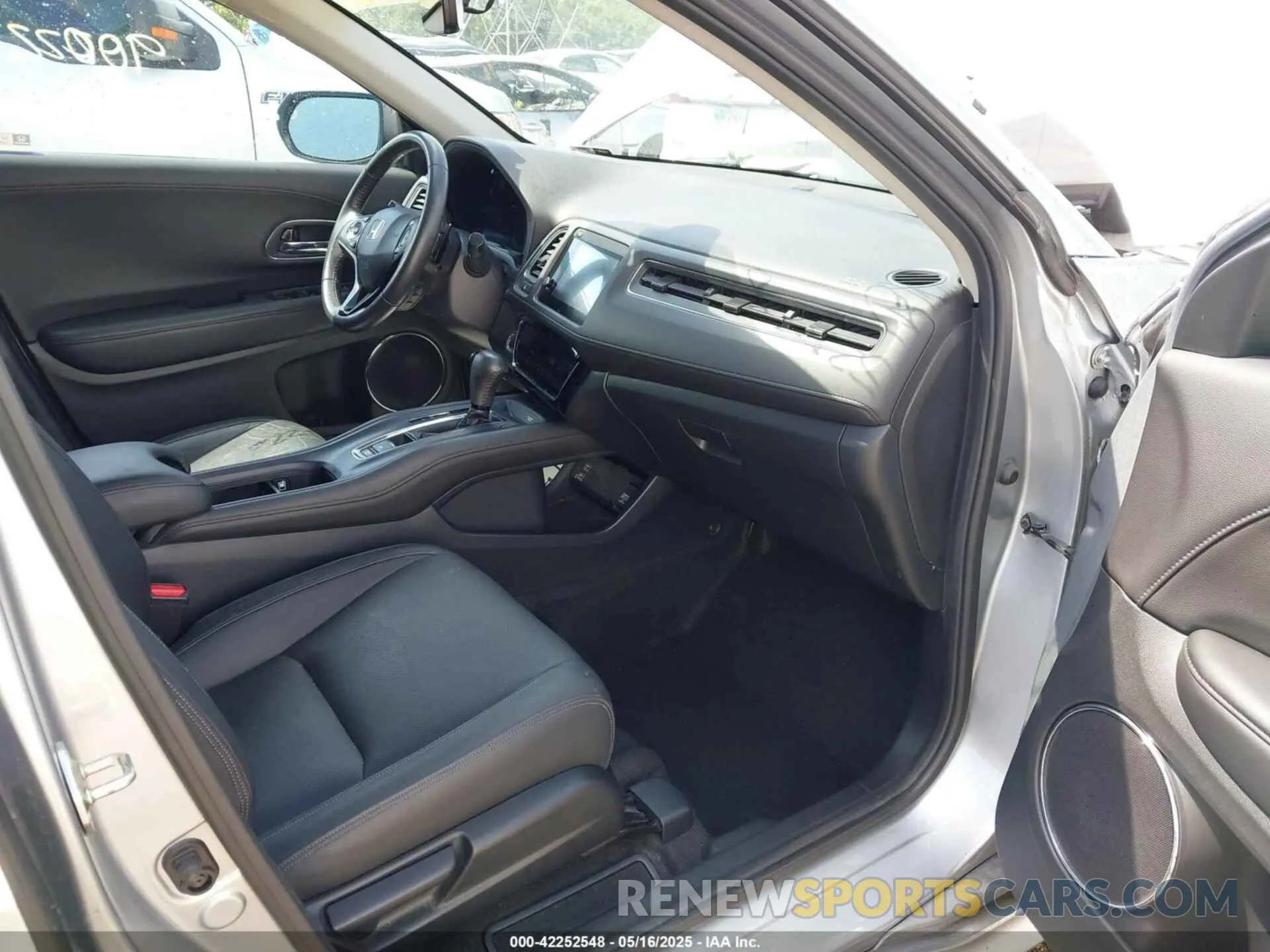 5 fotografías del automóvil dañado 3CZRU6H94KM702012 HONDA HR-V 2019