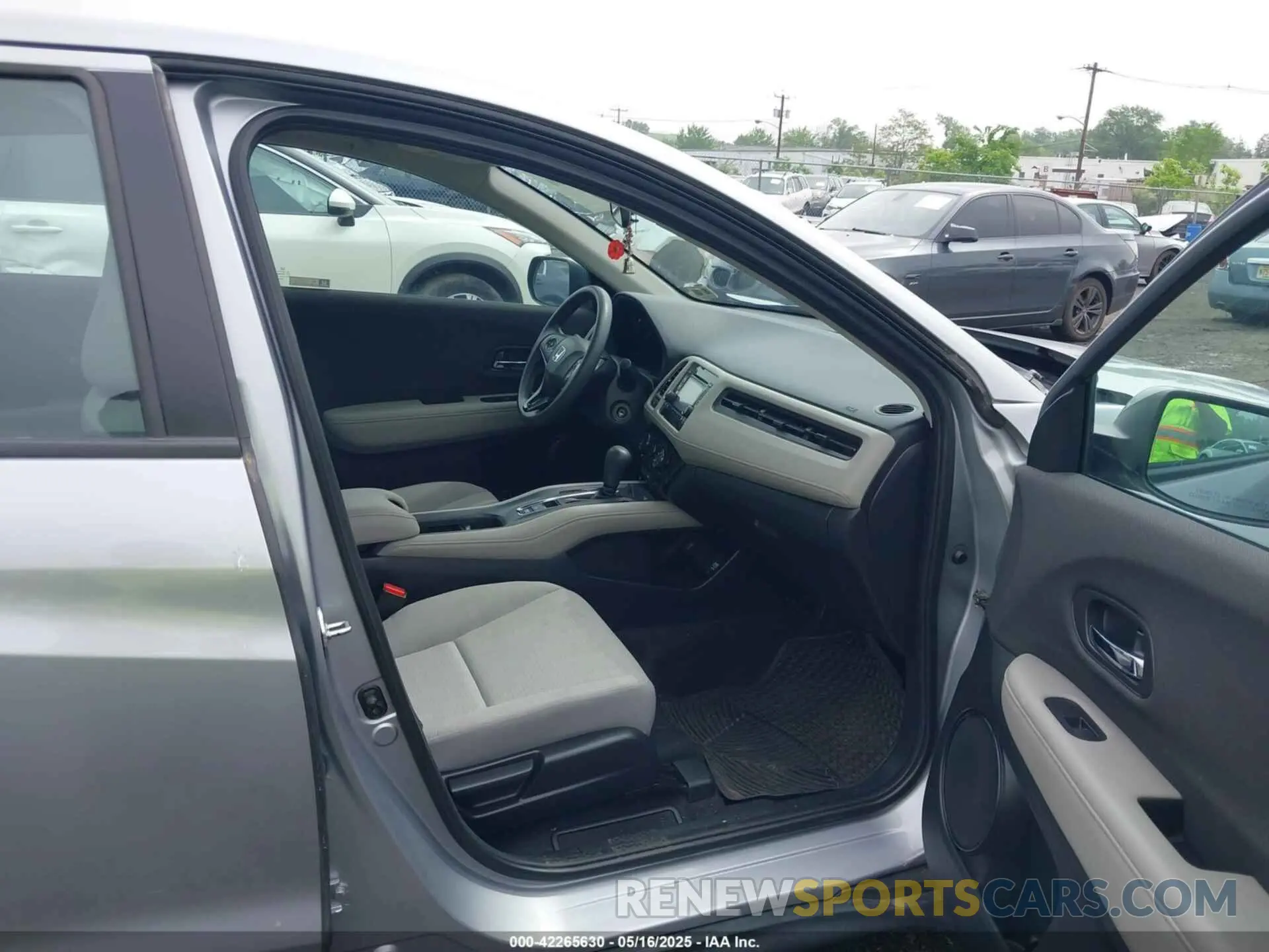 5 fotografías del automóvil dañado 3CZRU6H32LM725642 HONDA HR-V 2020