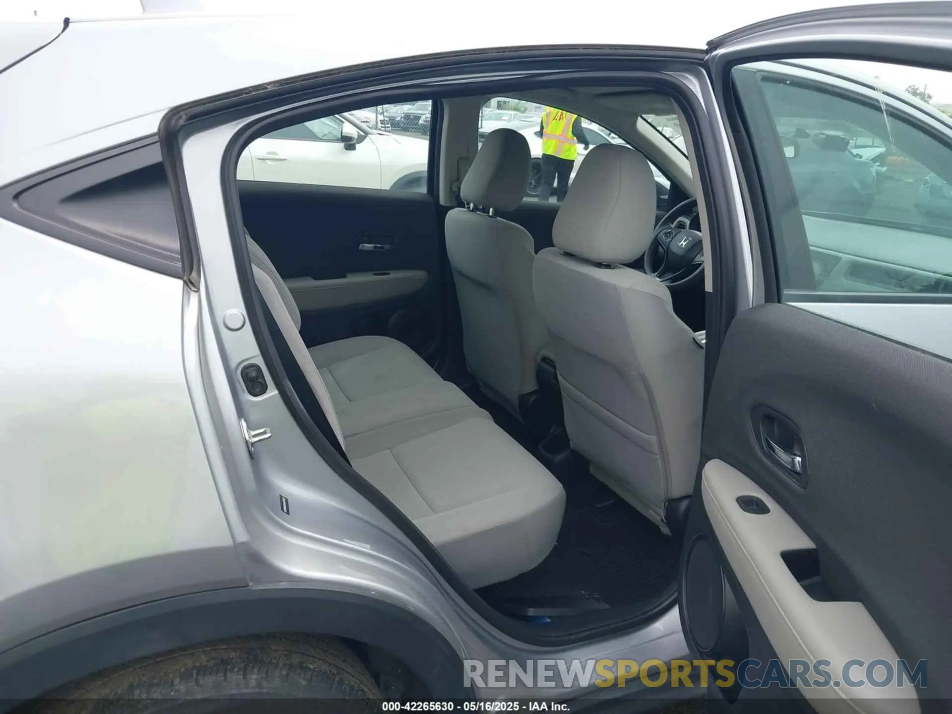 8 fotografías del automóvil dañado 3CZRU6H32LM725642 HONDA HR-V 2020