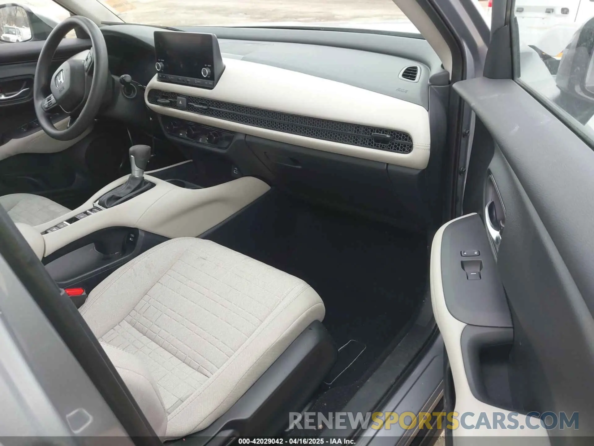 5 fotografías del automóvil dañado 3CZRZ2H36SM732358 HONDA HR-V 2025